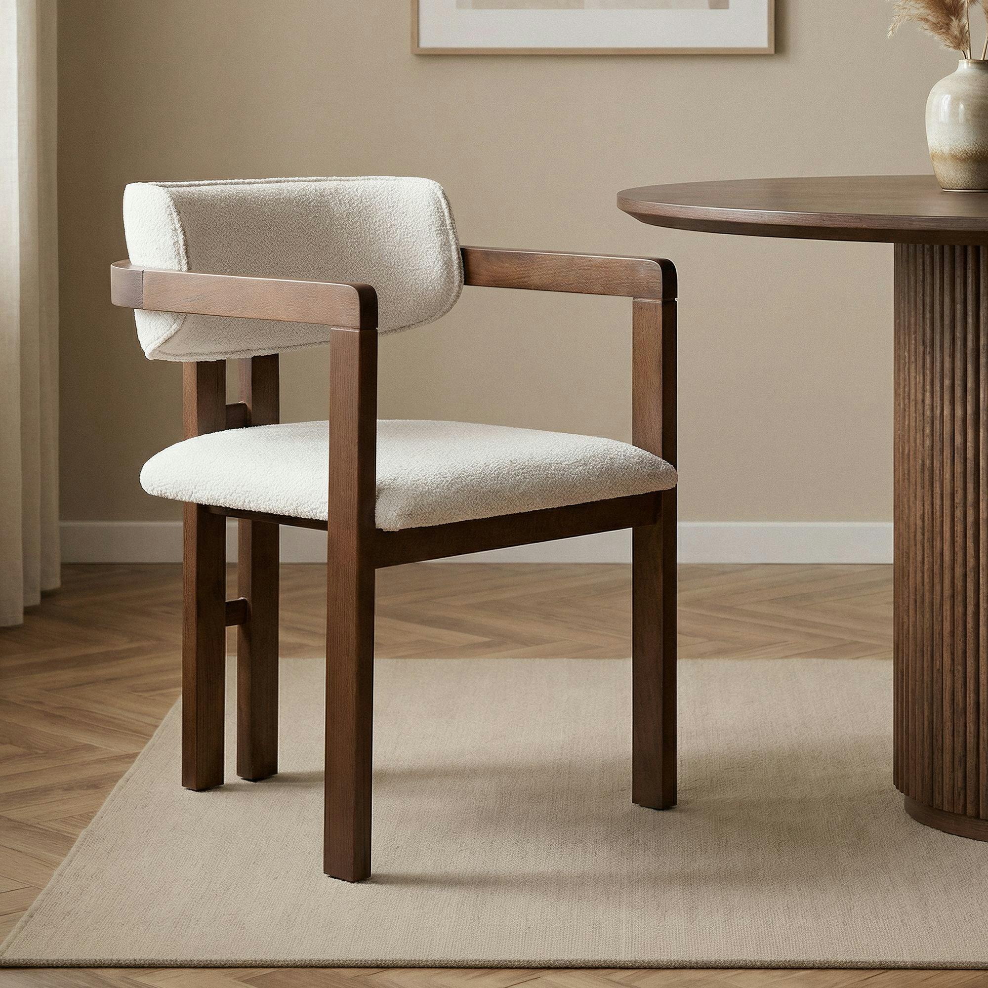 Chaise avec accoudoirs design bois foncé et tissu blanc MARFA
