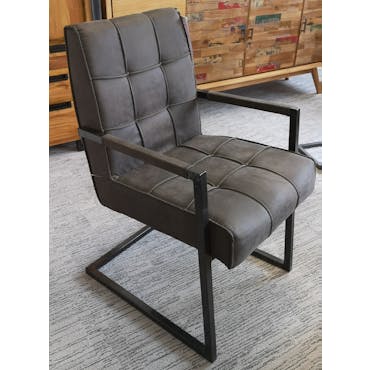  Chaise avec accoudoirs en tissu gris foncé capitonné quadrillé et pieds métal 55x65x90cm KERALA