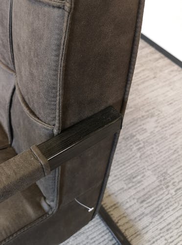 Chaise avec accoudoirs en tissu gris foncé capitonné quadrillé et pieds métal 55x65x90cm KERALA