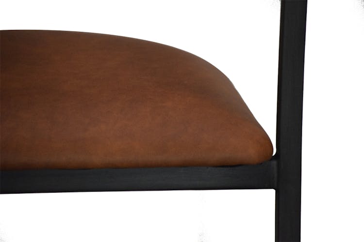 Chaise avec accoudoirs tissu microfibres choco et pieds métal noir 54x81x56cm