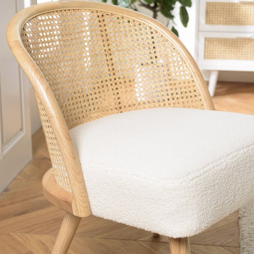 Chaise basse bois clair tissu blanc bouclé et rotin TIM