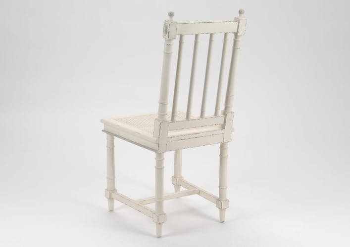 Chaise cannée bois vieilli blanc ORNEMENT L 48 x P 53 x  H 101 AMADEUS