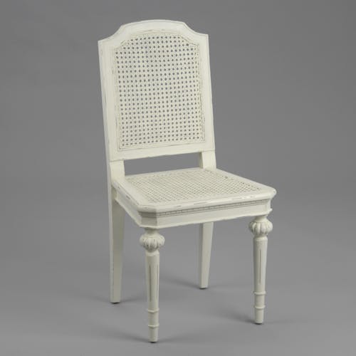Chaise cannée Louis XV en bois blanc vieilli LEONIE L 50 x P 50 x  H 100 AMADEUS