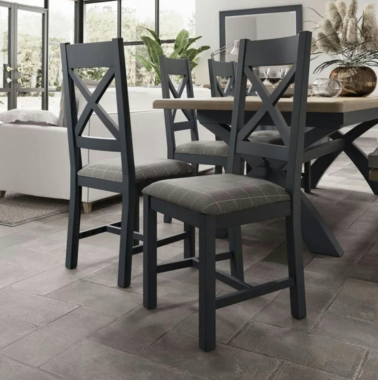 Chaise en bois et tissu gris avec dossier croisé finition bleu profond (lot de 2) HOVE