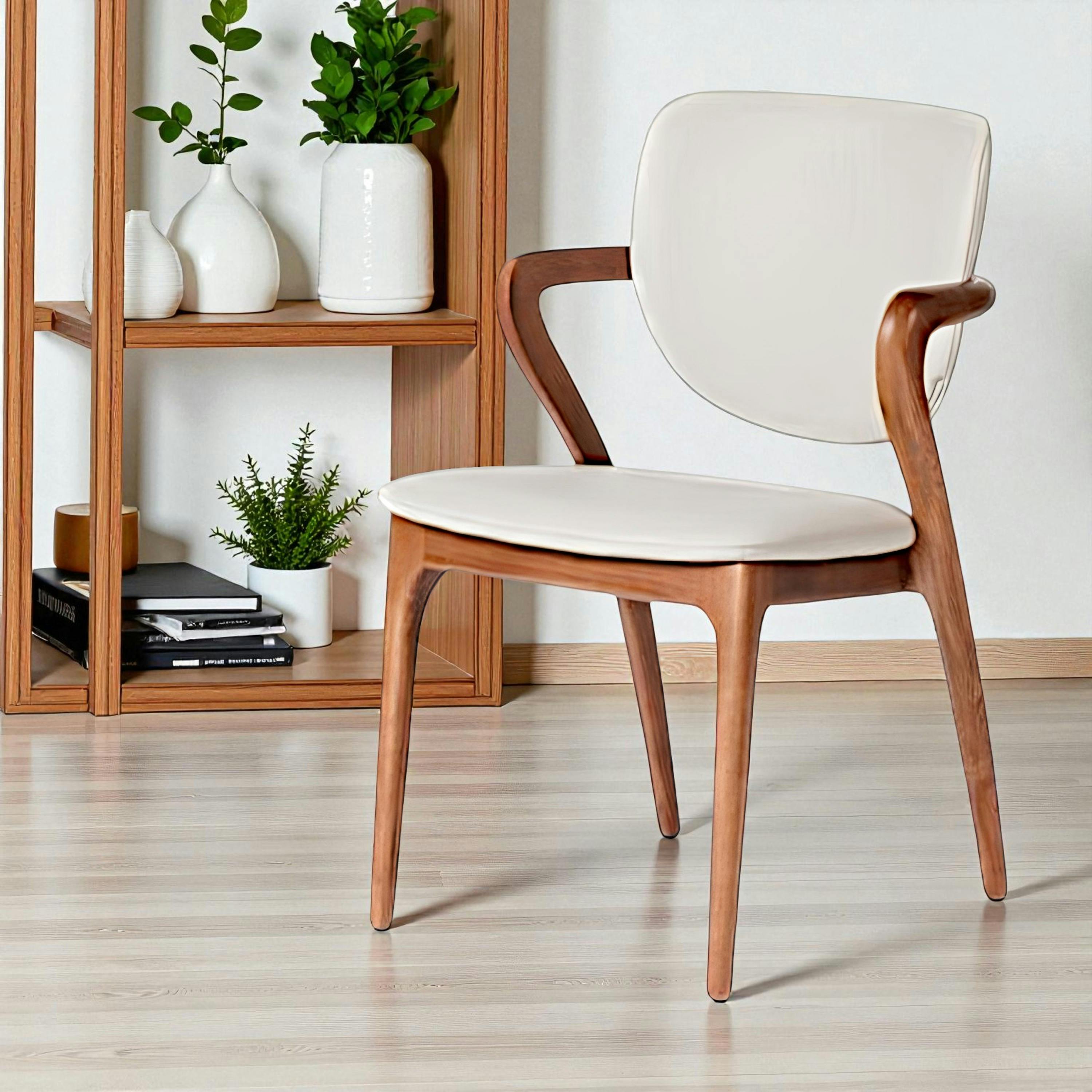 Chaise en cuir gris clair, accoudoirs bois brun ALDER