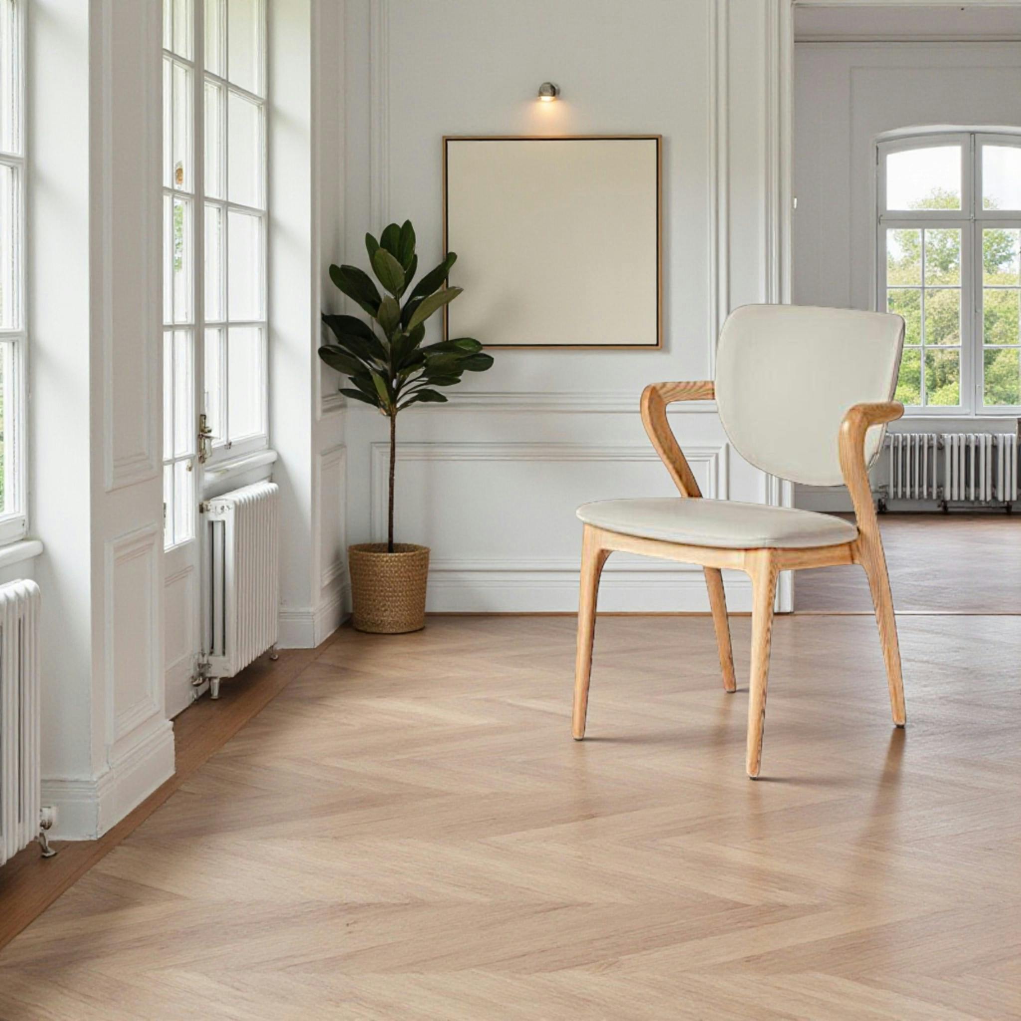 Chaise en cuir gris clair, accoudoirs bois clair ALDER
