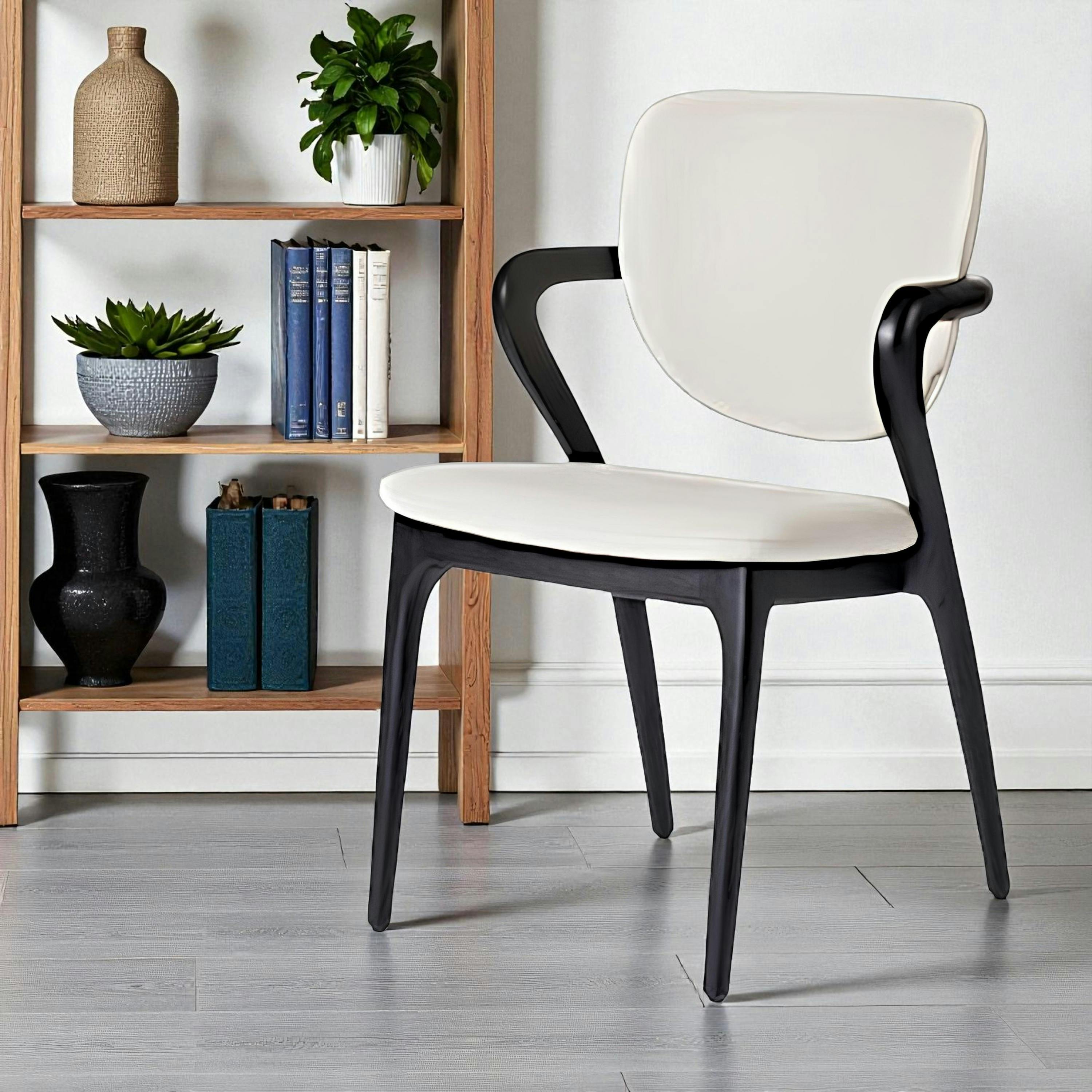 Chaise en cuir gris clair, accoudoirs bois noir ALDER