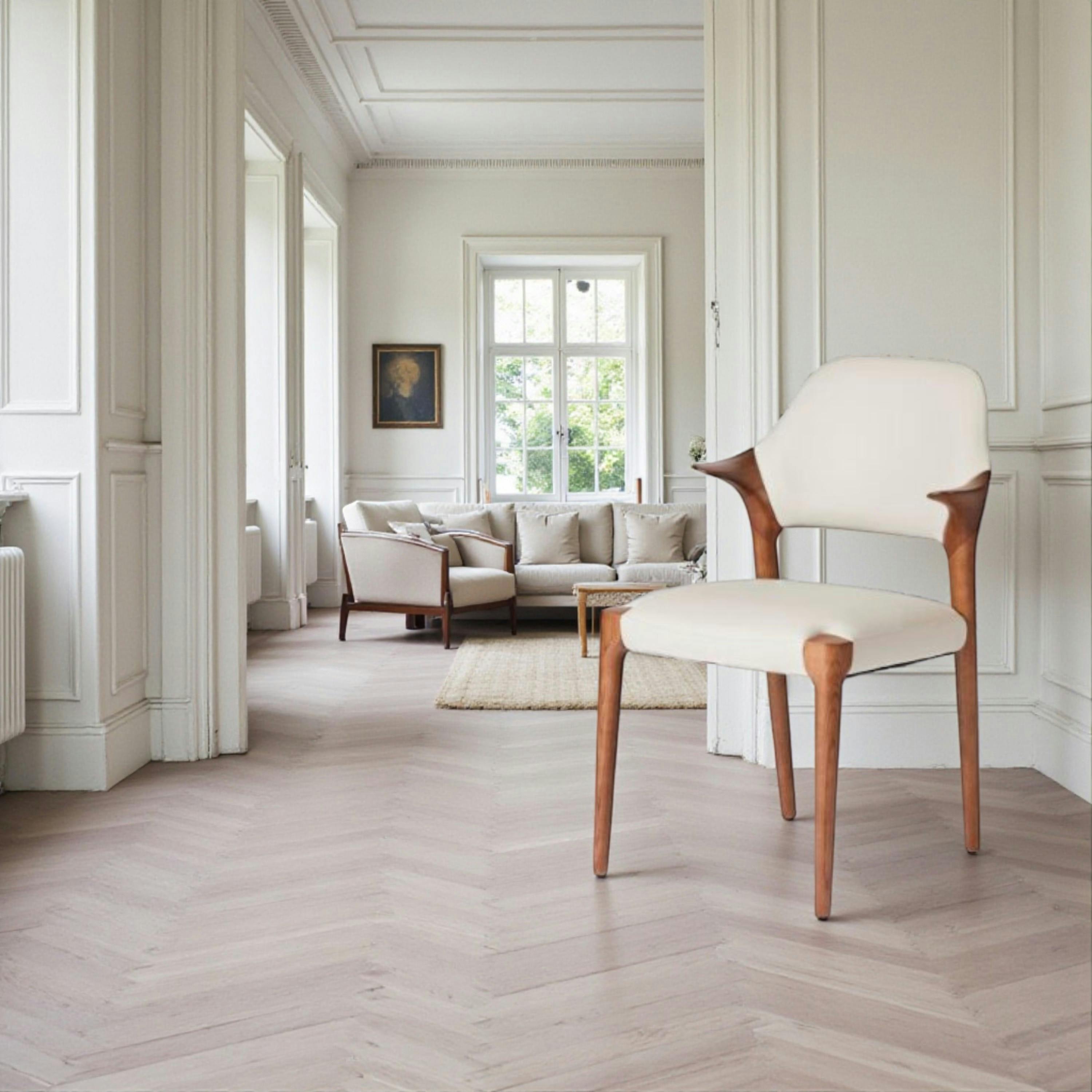 Chaise en cuir gris clair design, accoudoirs bois brun ALDER