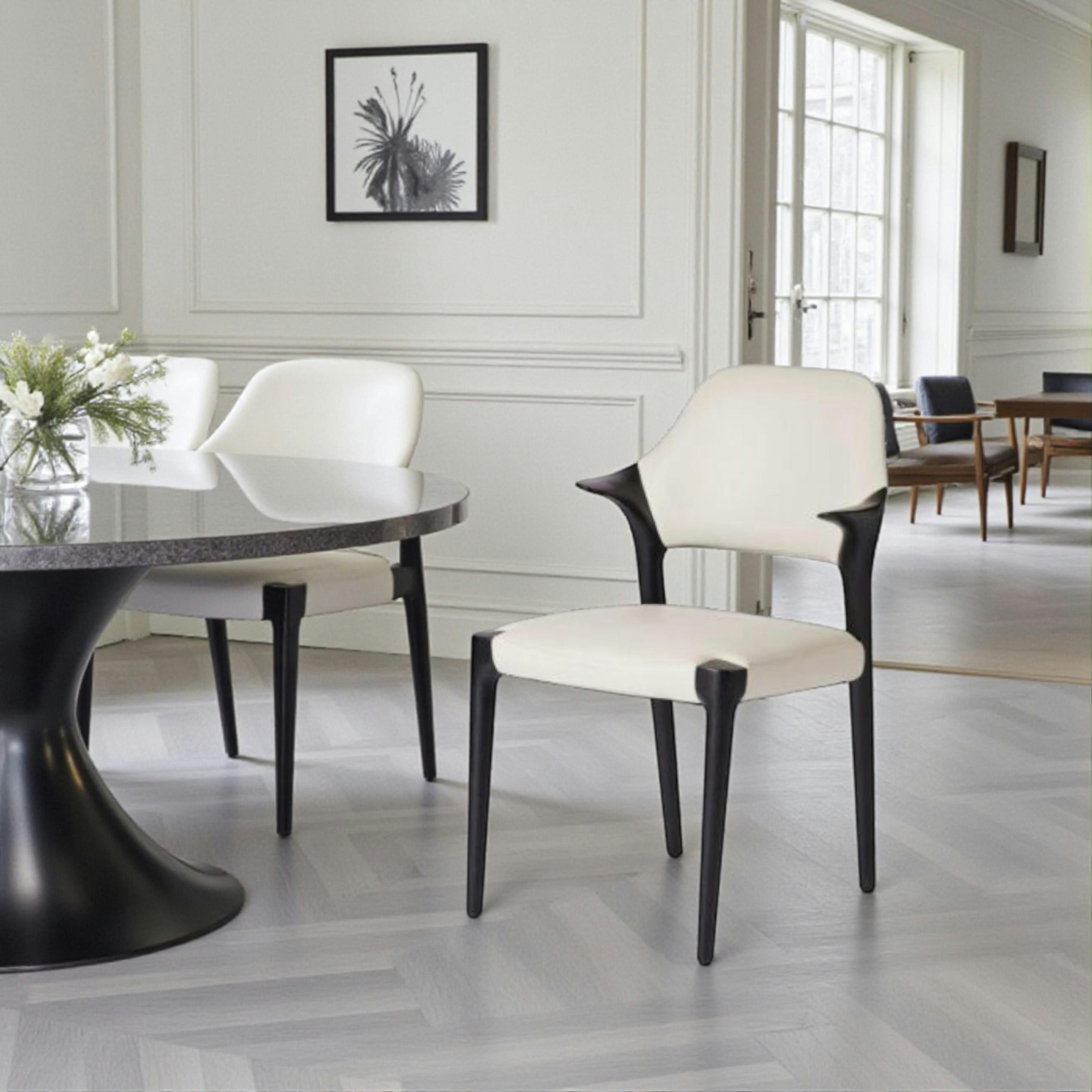 Chaise en cuir gris clair design, accoudoirs bois noir ALDER