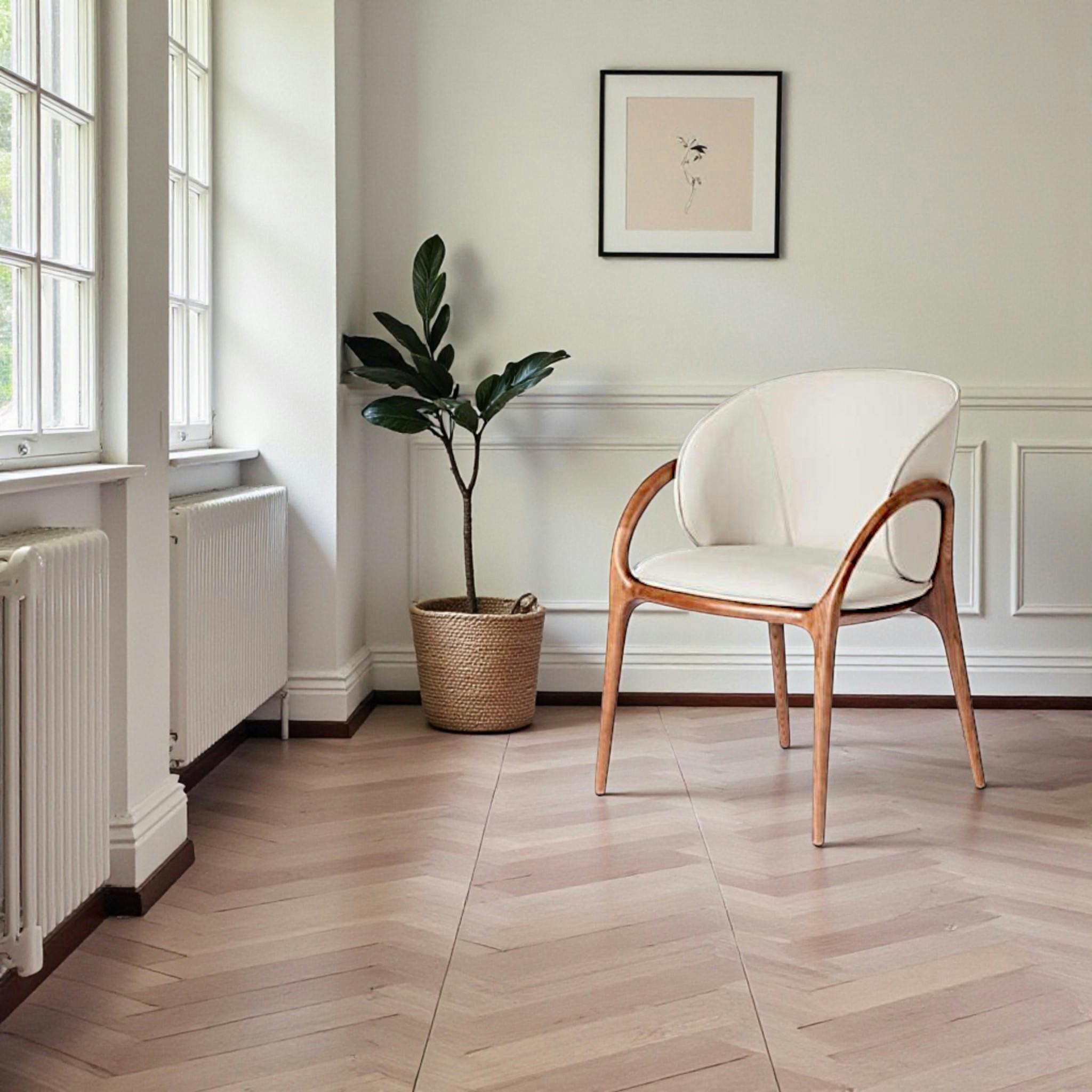 Chaise en cuir gris clair dos rond accoudoirs bois brun ALDER