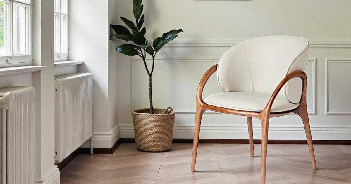 Chaise en cuir gris clair dos rond accoudoirs bois brun ALDER | Chaises ...