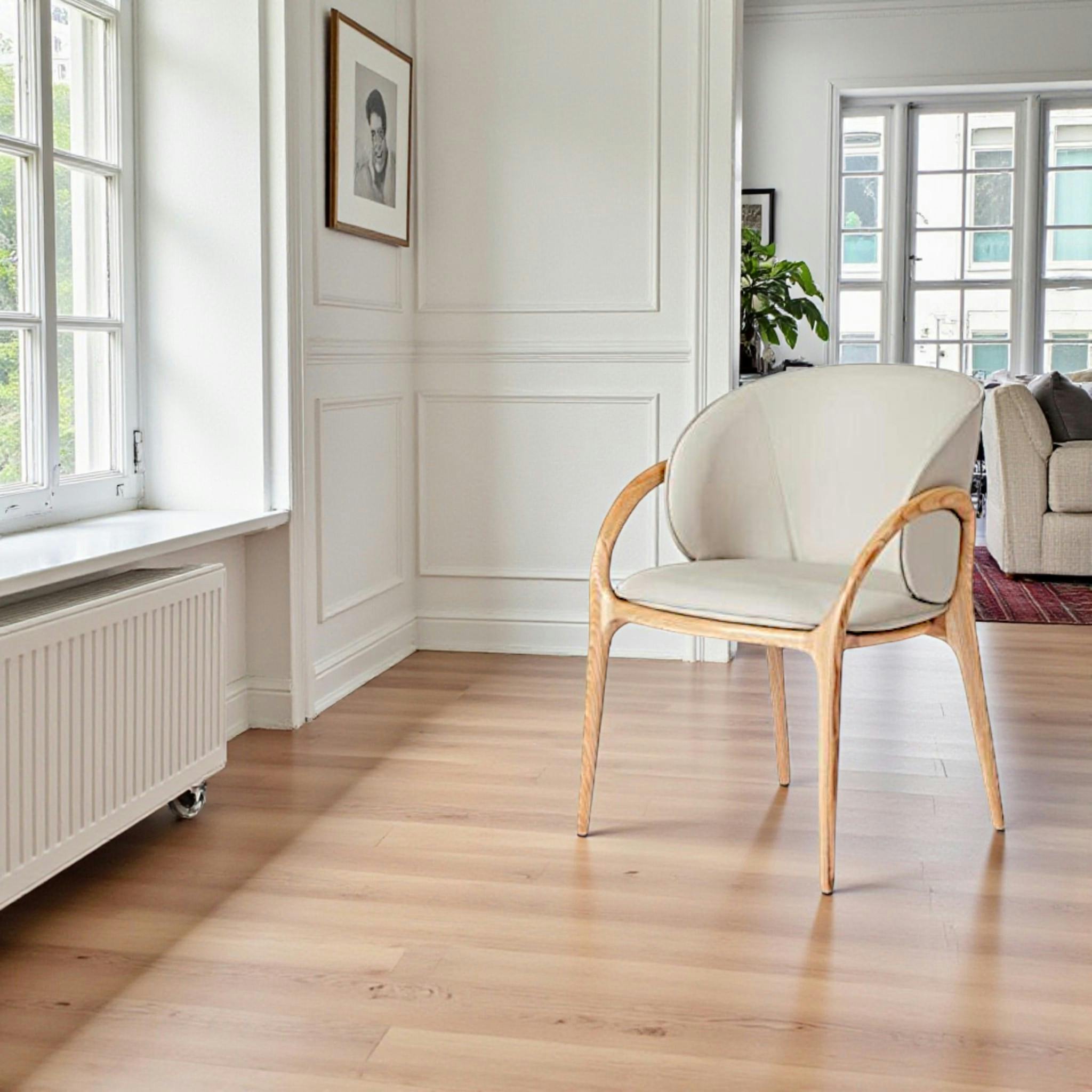 Chaise en cuir gris clair dos rond accoudoirs bois clair ALDER