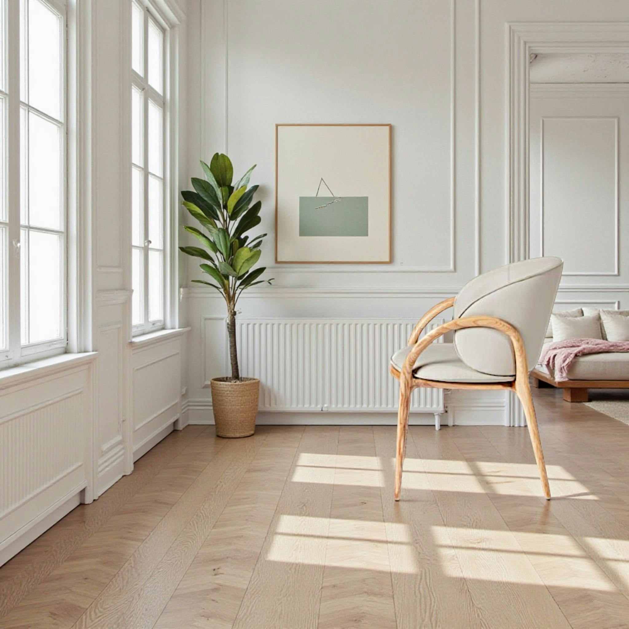 Chaise en cuir gris clair dos rond accoudoirs bois clair ALDER