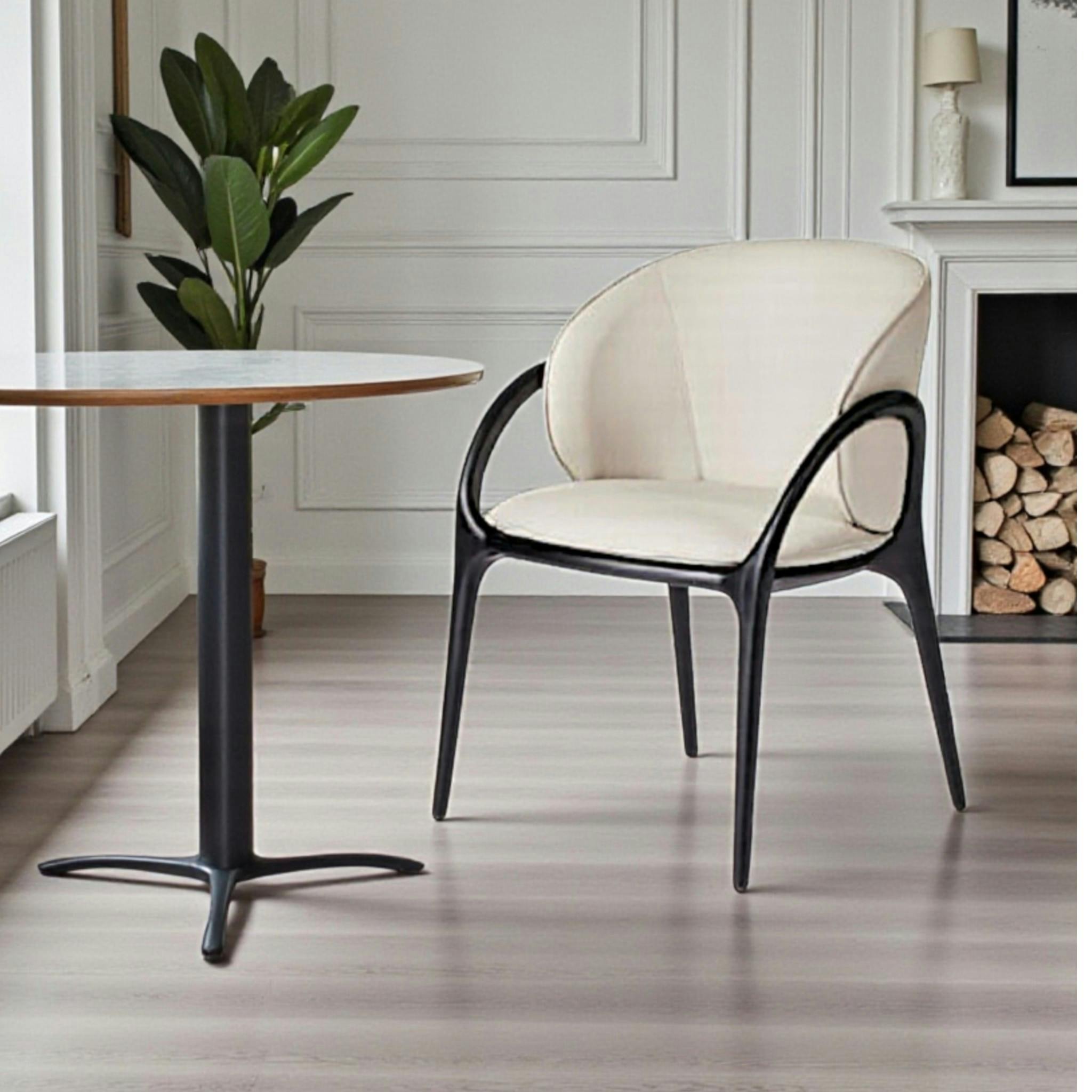 Chaise en cuir gris clair dos rond accoudoirs bois noir ALDER