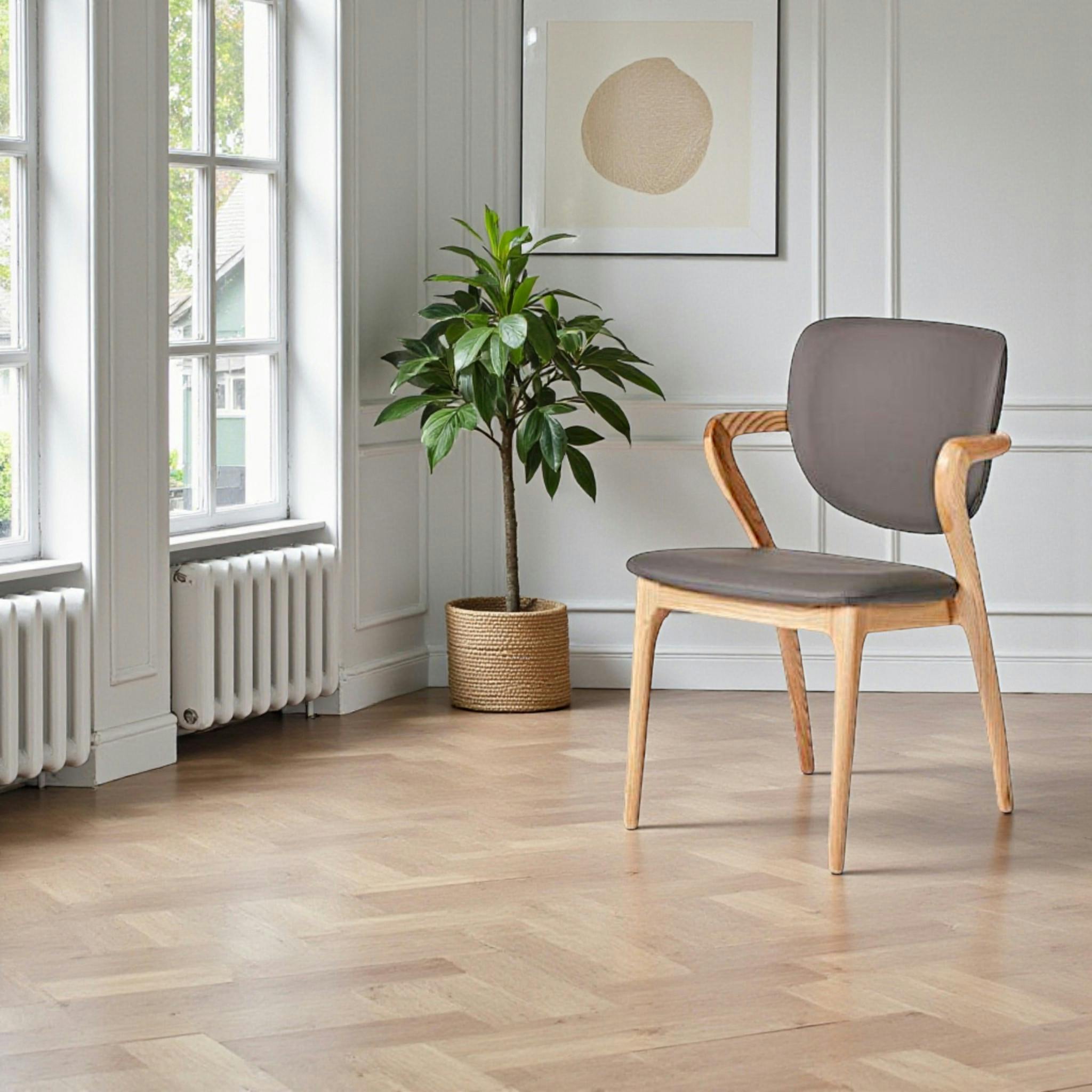 Chaise en cuir gris foncé, accoudoirs bois clair ALDER