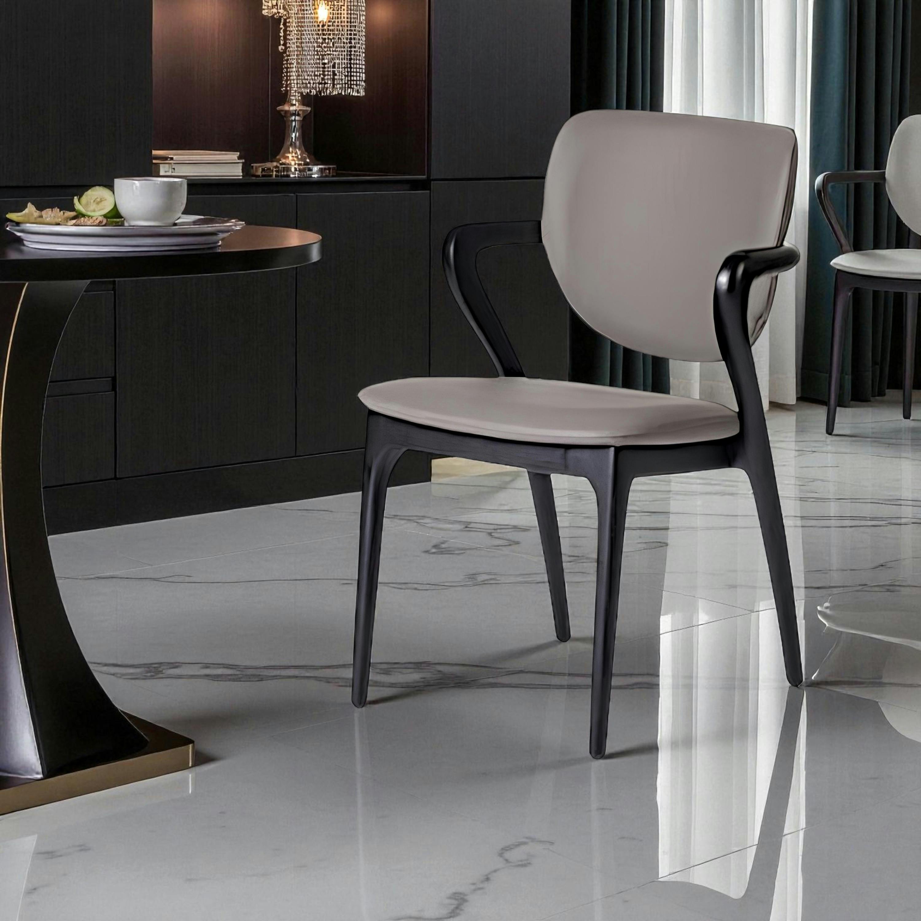 Chaise en cuir gris foncé, accoudoirs bois noir ALDER