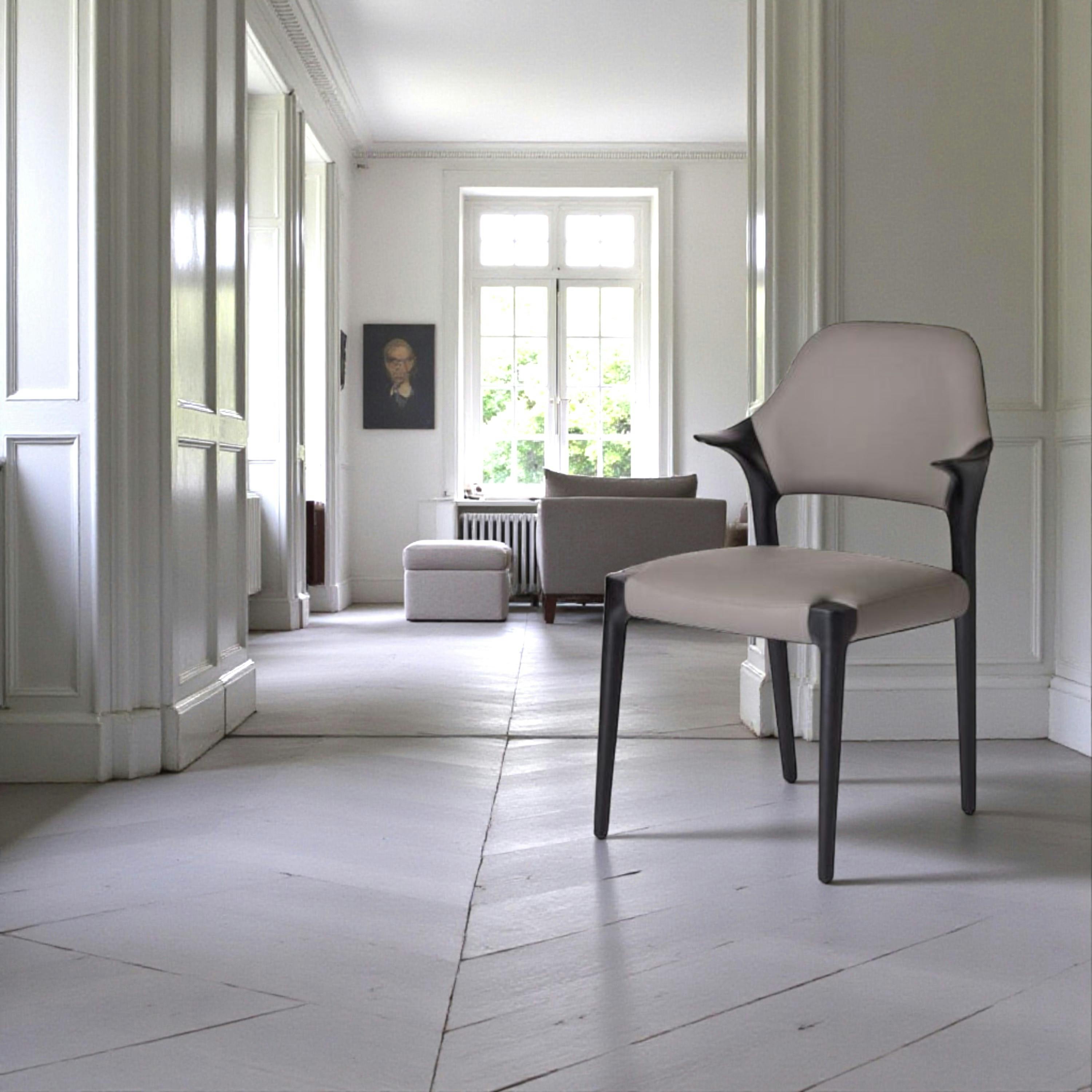 Chaise en cuir gris foncé design, accoudoirs bois noir ALDER