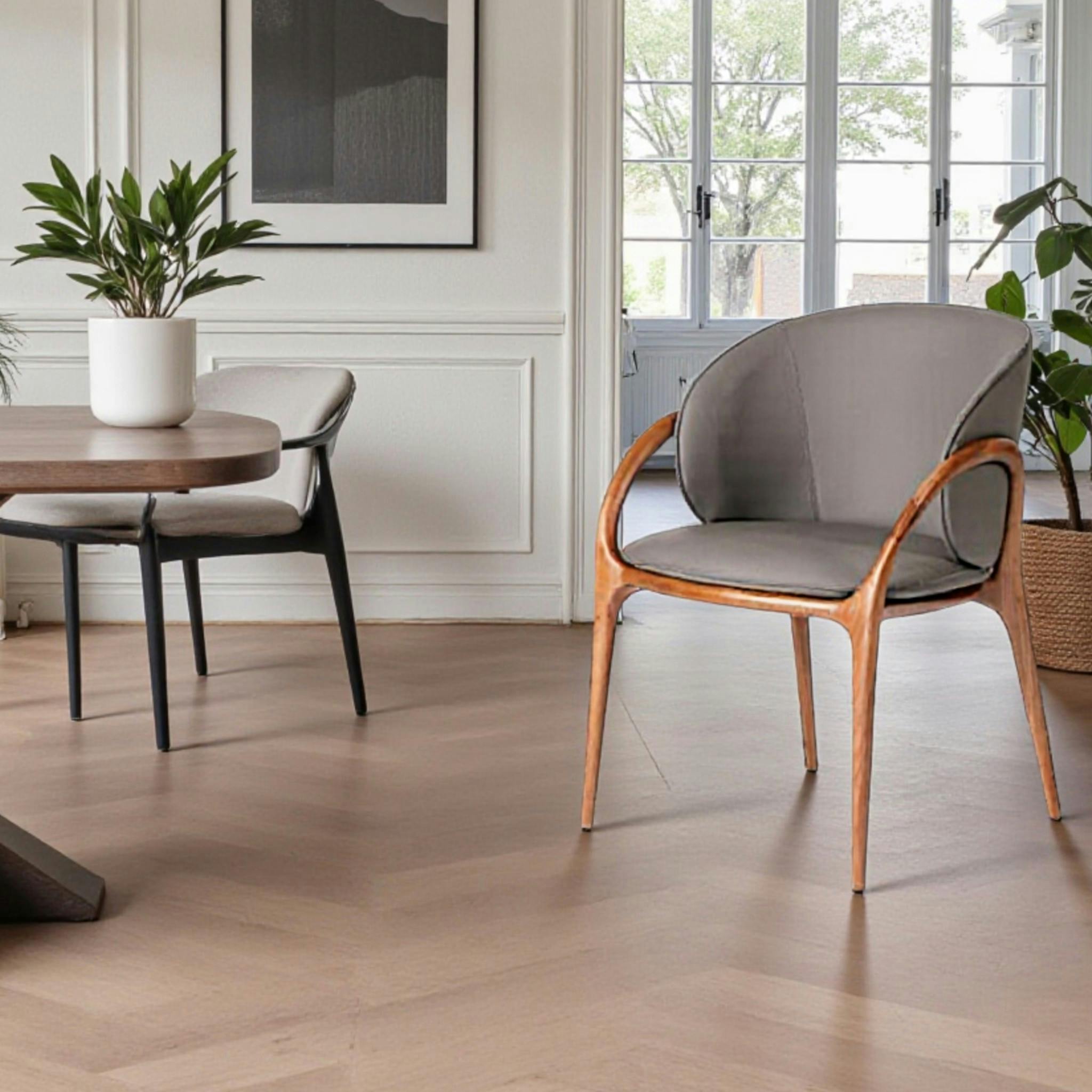 Chaise en cuir gris foncé dos rond accoudoirs bois brun ALDER