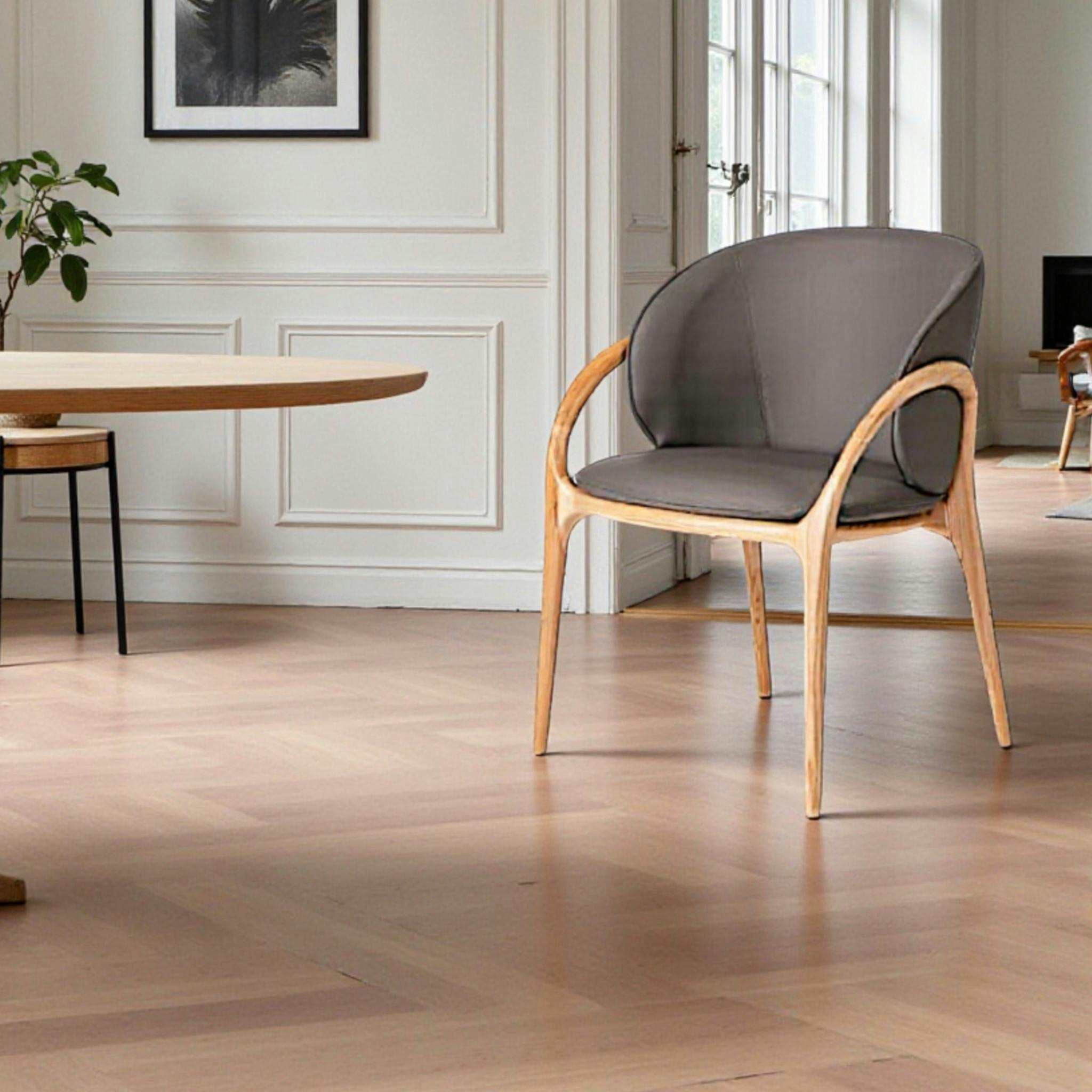 Chaise en cuir gris foncé dos rond accoudoirs bois clair ALDER