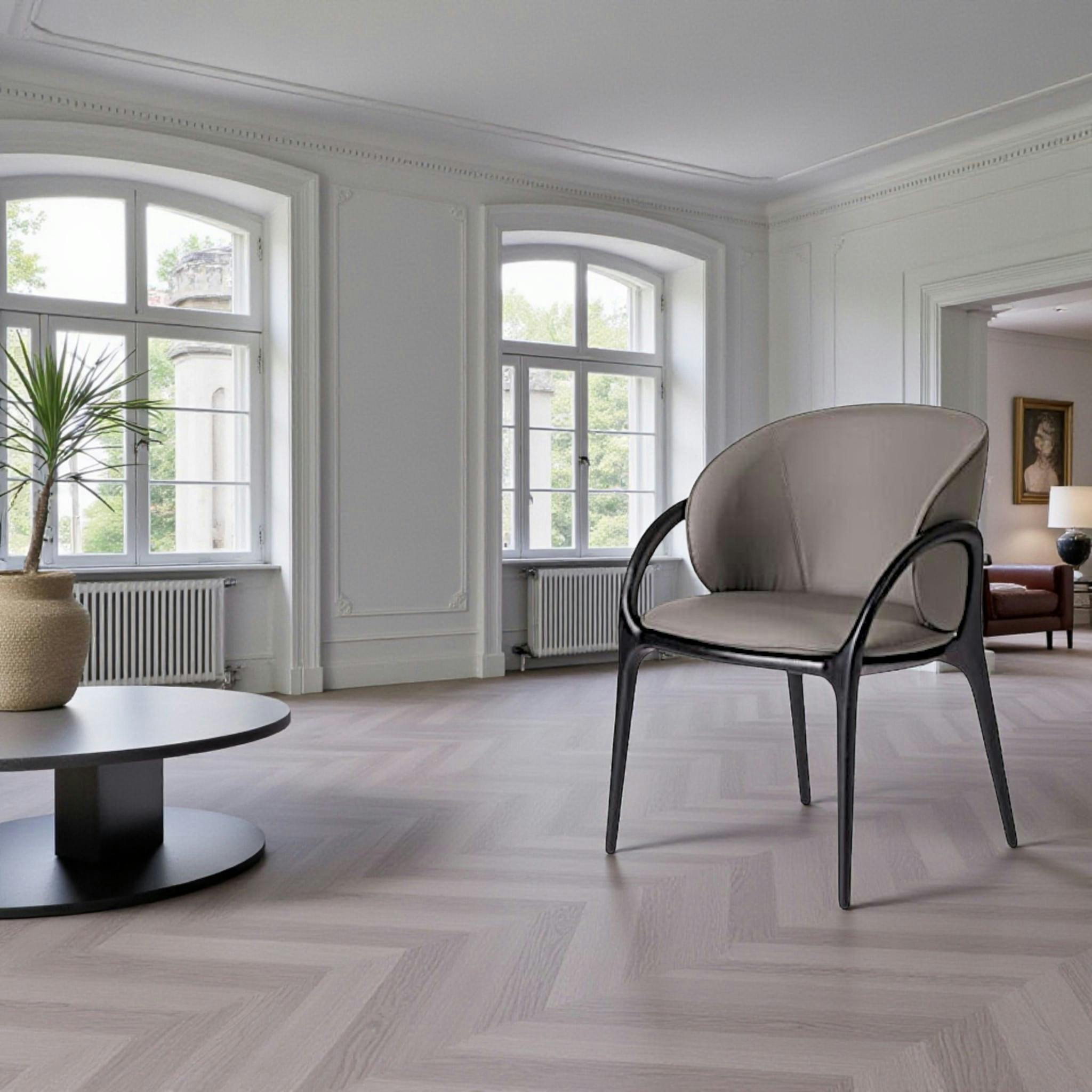 Chaise en cuir gris foncé dos rond accoudoirs bois noir ALDER