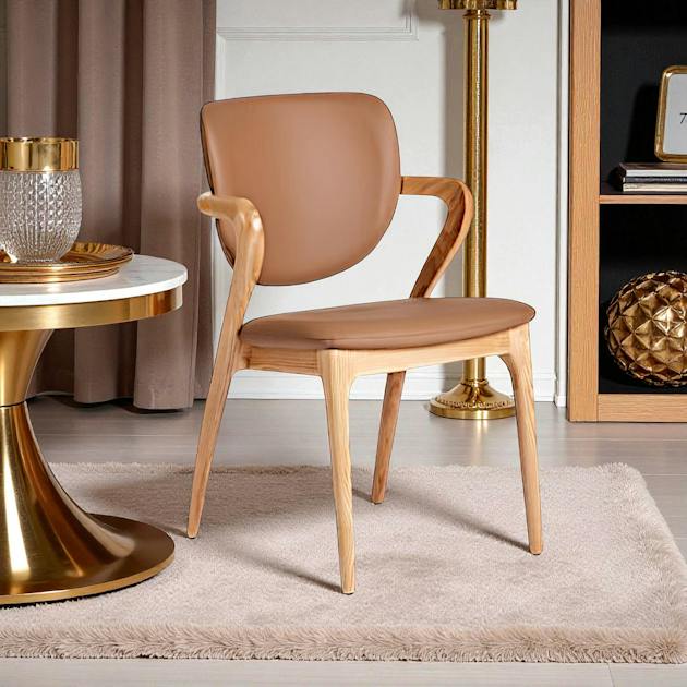 Chaise en cuir marron, accoudoirs bois clair ALDER | Chaises | Pier Import