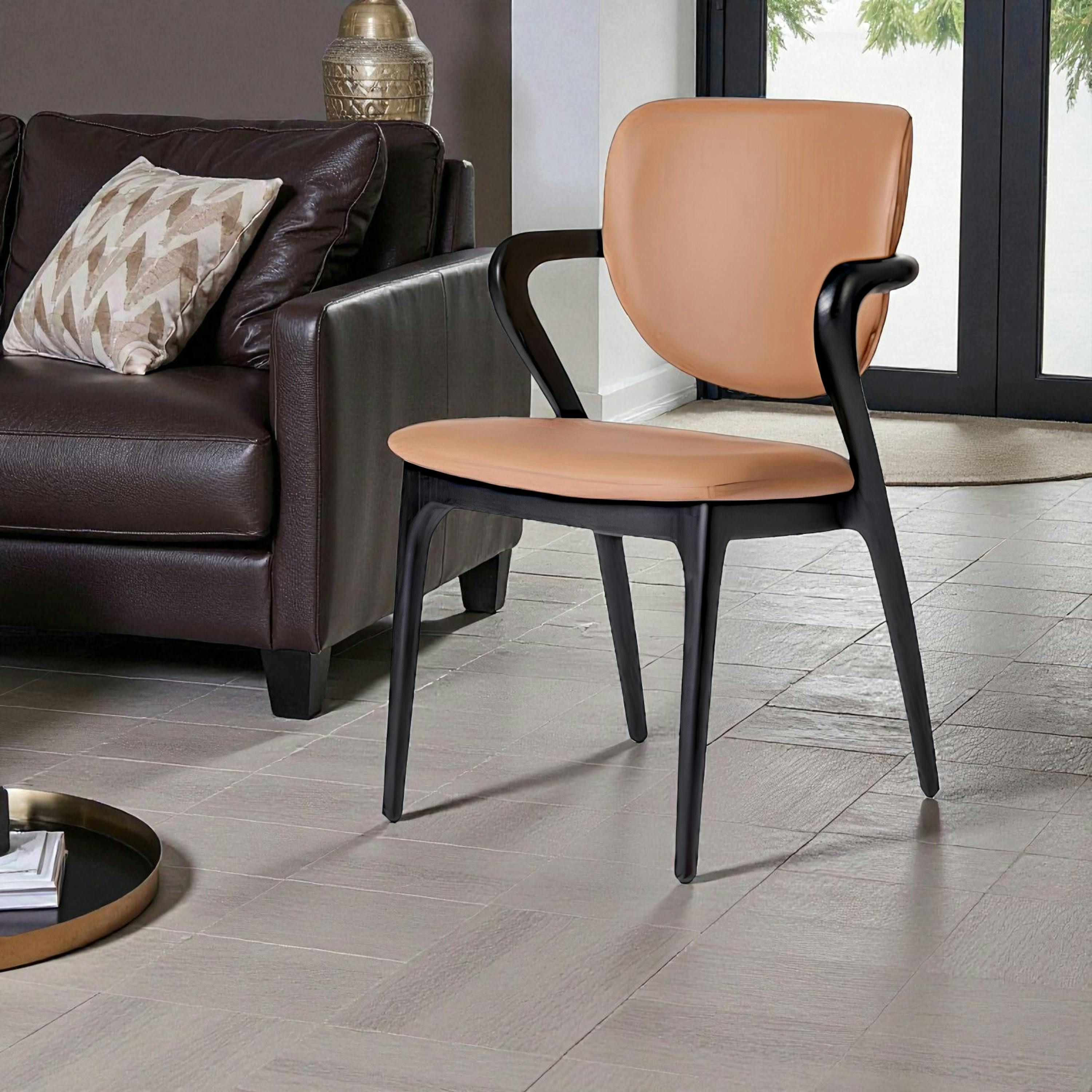 Chaise en cuir marron, accoudoirs bois noir ALDER
