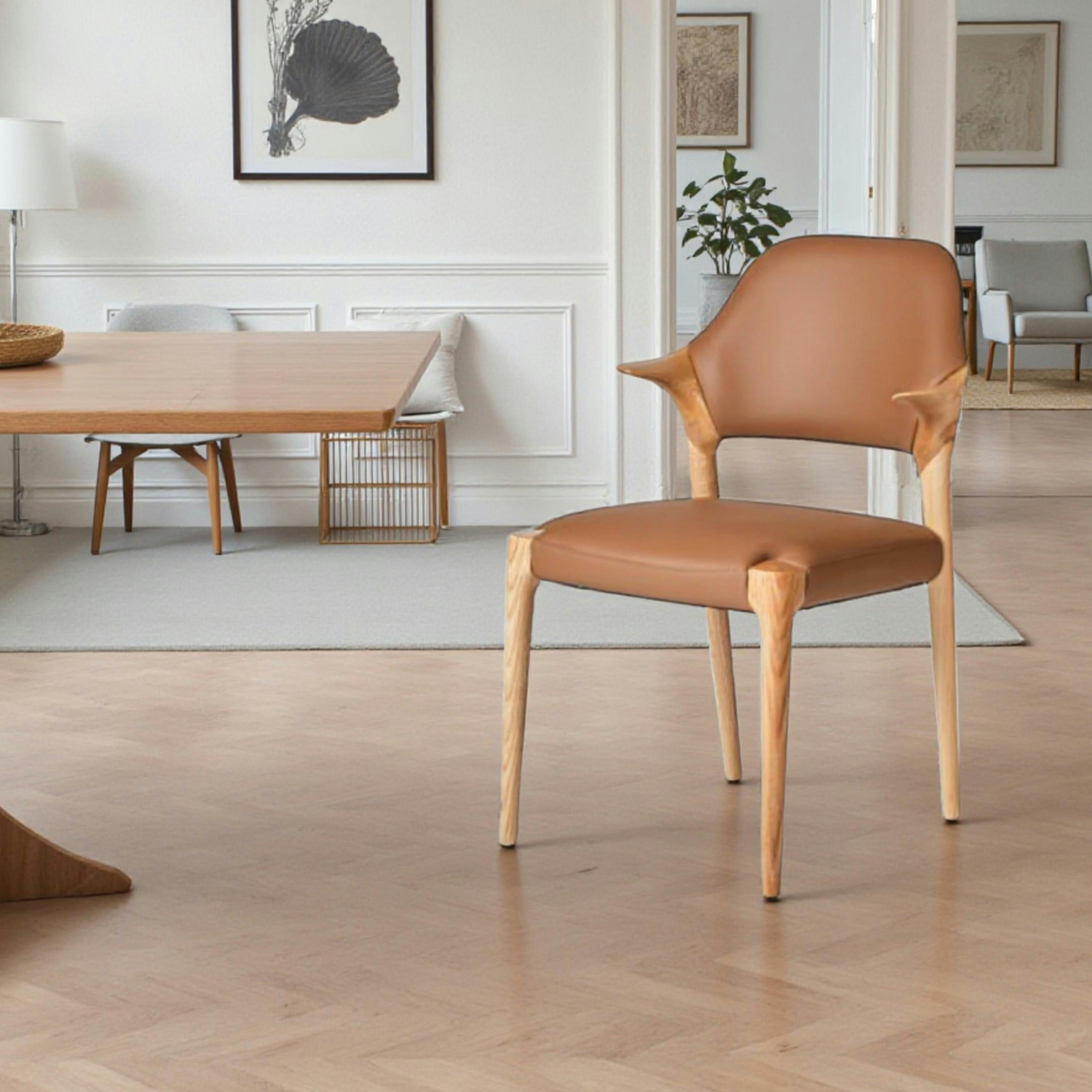 Chaise en cuir marron design, accoudoirs bois clair ALDER