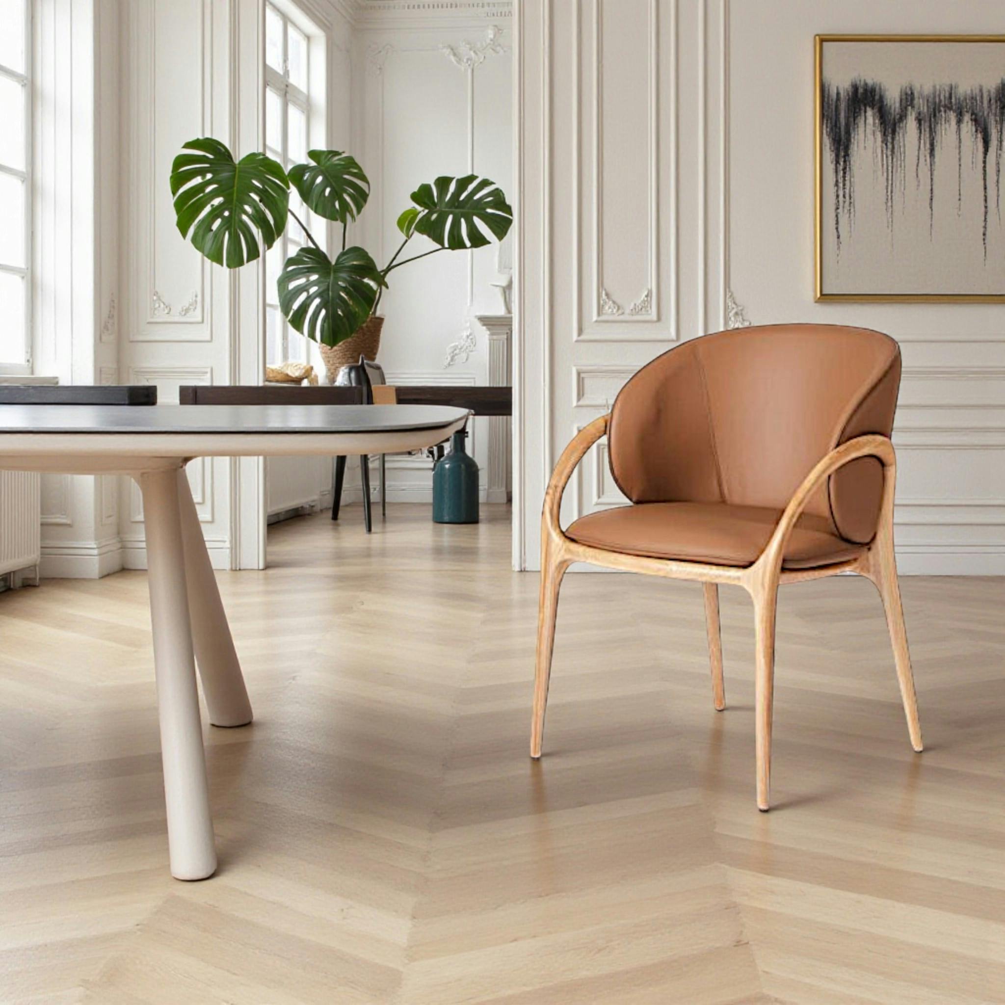 Chaise en cuir marron dos rond accoudoirs bois clair ALDER