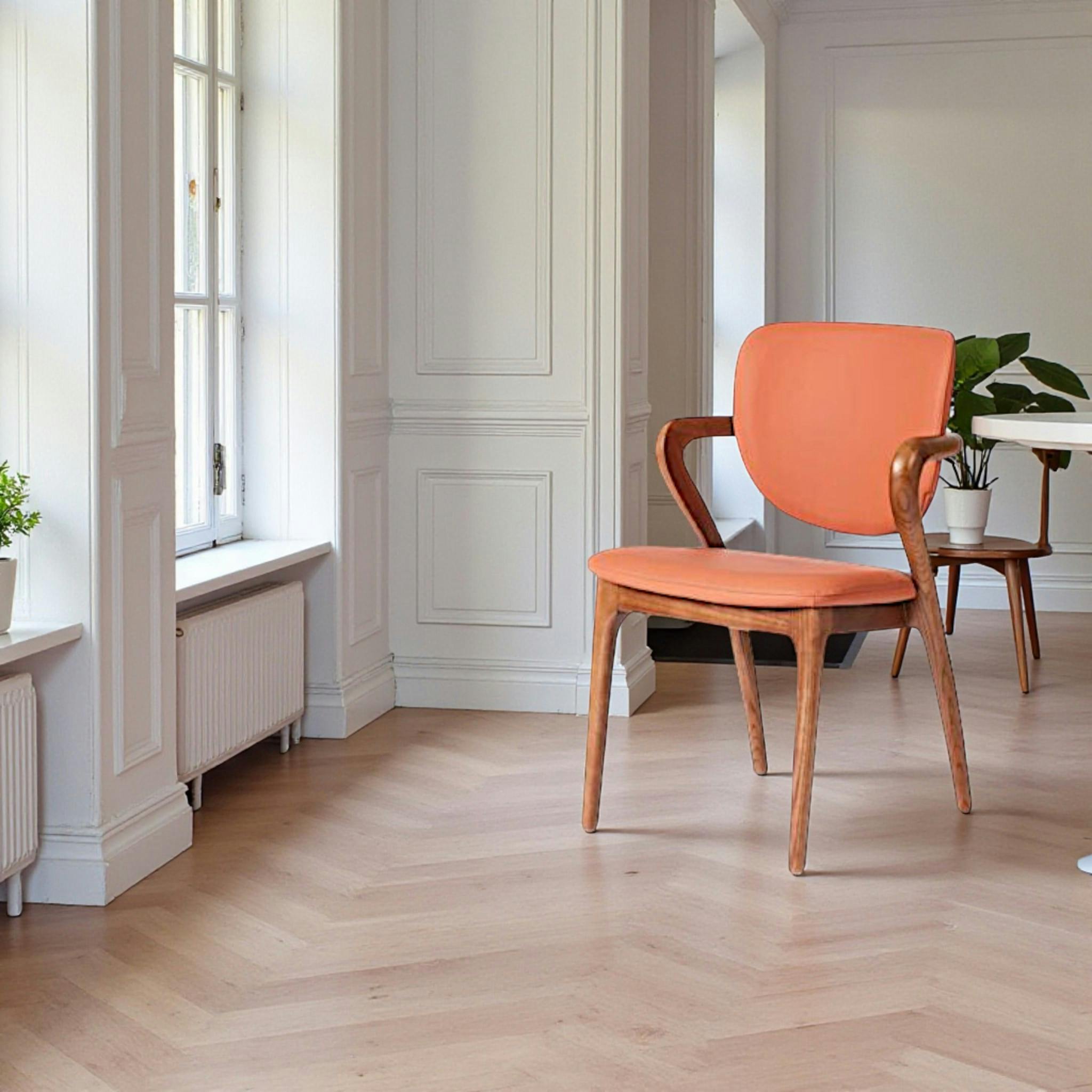 Chaise en cuir terracotta, accoudoirs bois brun ALDER