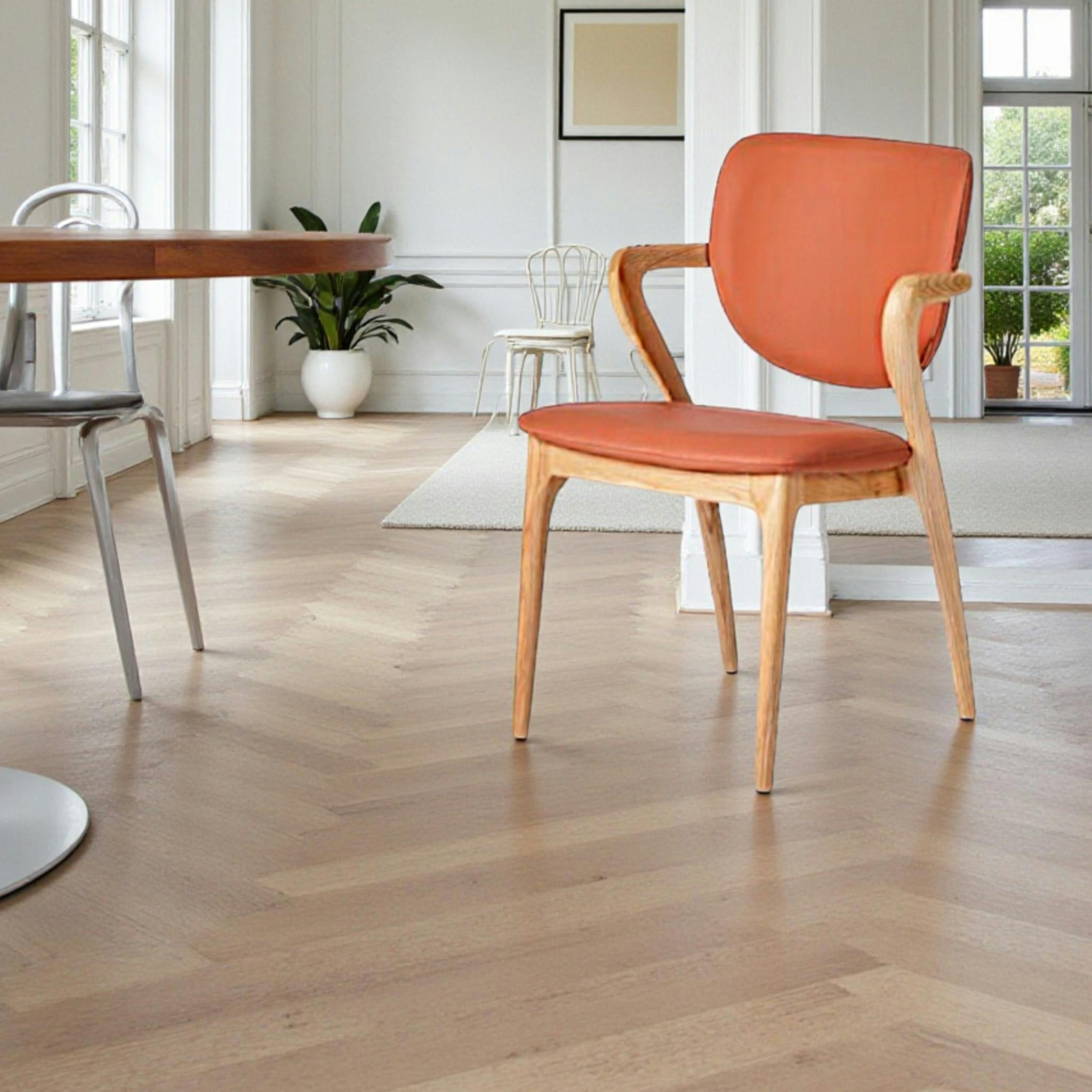 Chaise en cuir terracotta, accoudoirs bois clair ALDER