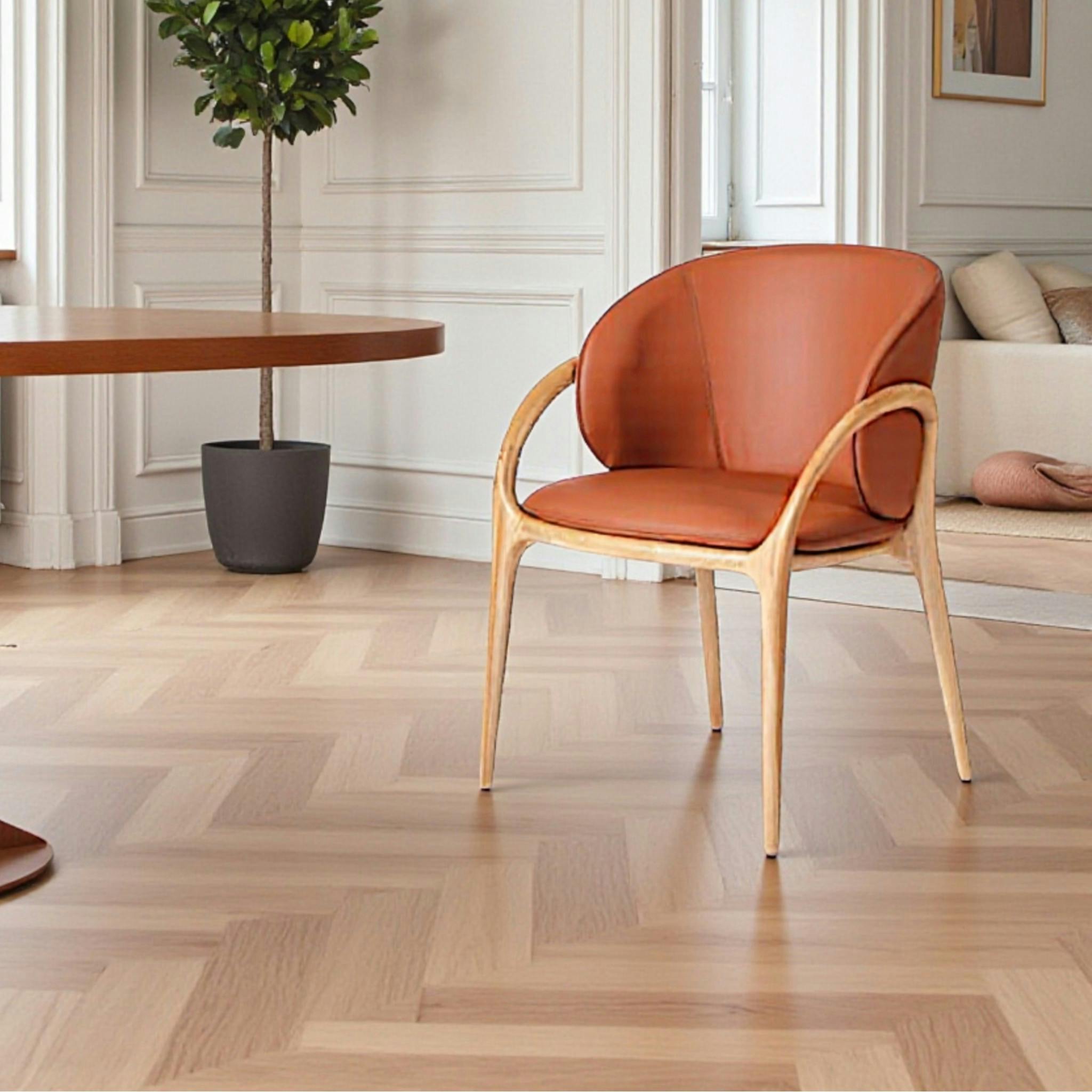 Chaise en cuir terracotta dos rond accoudoirs bois clair ALDER
