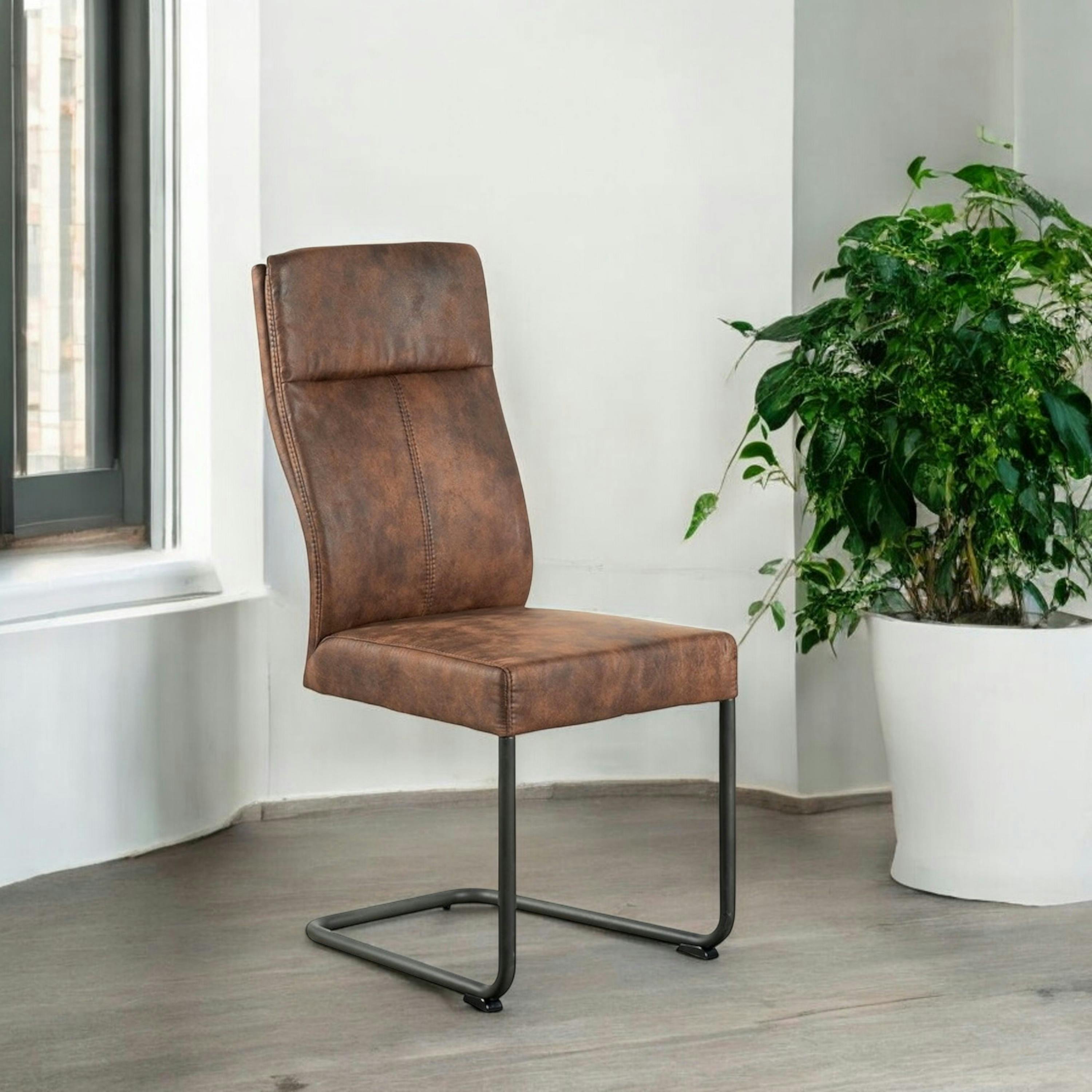 Chaise rembourrée havane en microfibre