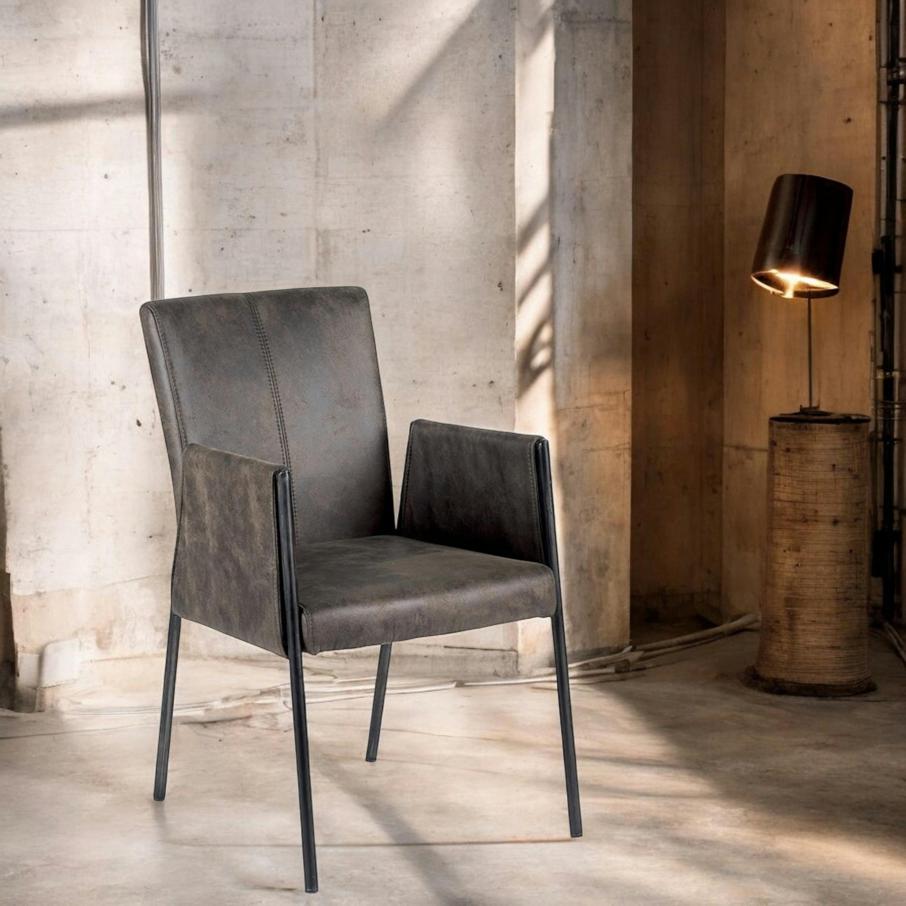 Chaise fauteuil avec accoudoirs tissu microfibres gris et pieds métal noir