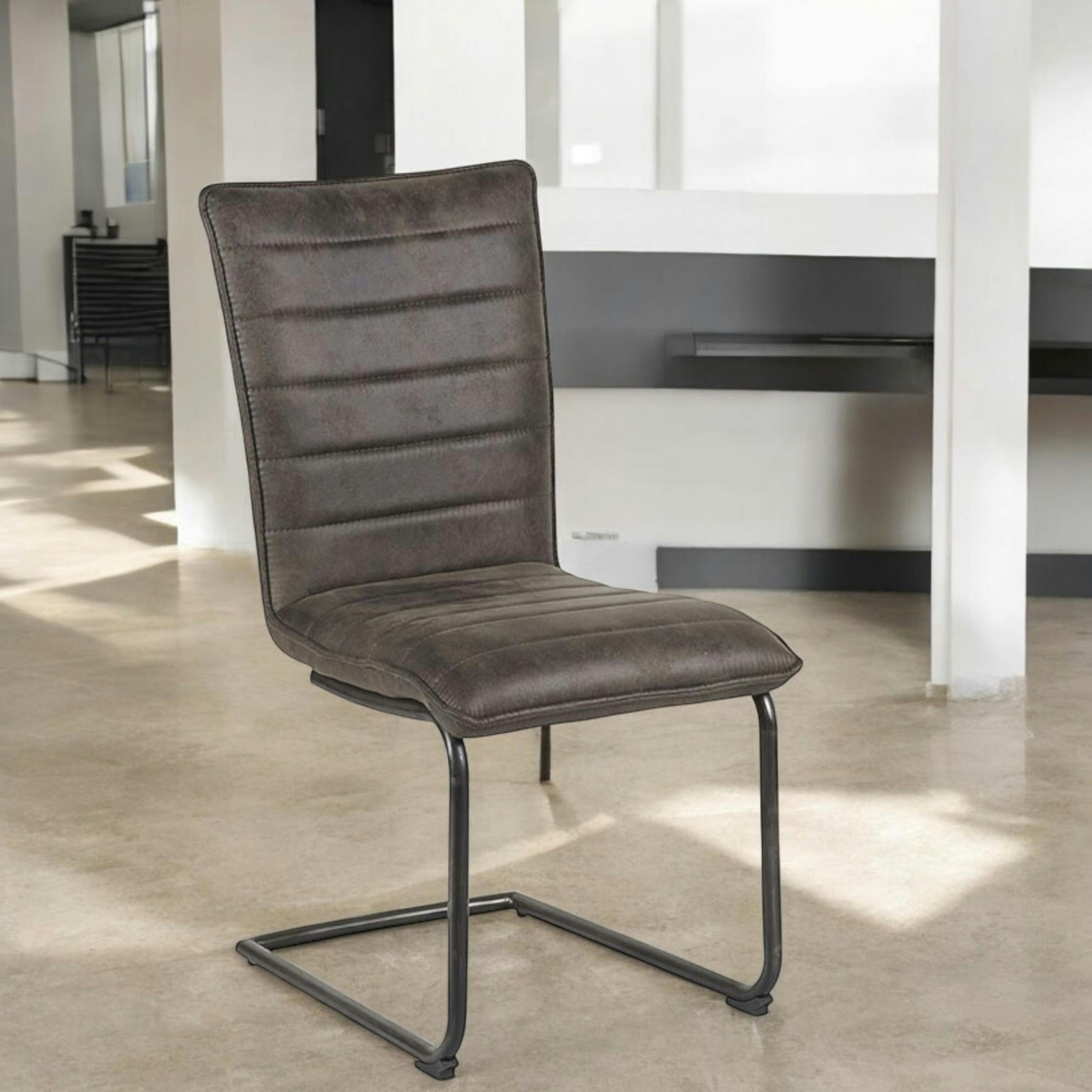 Chaise grise en tissu microfibre