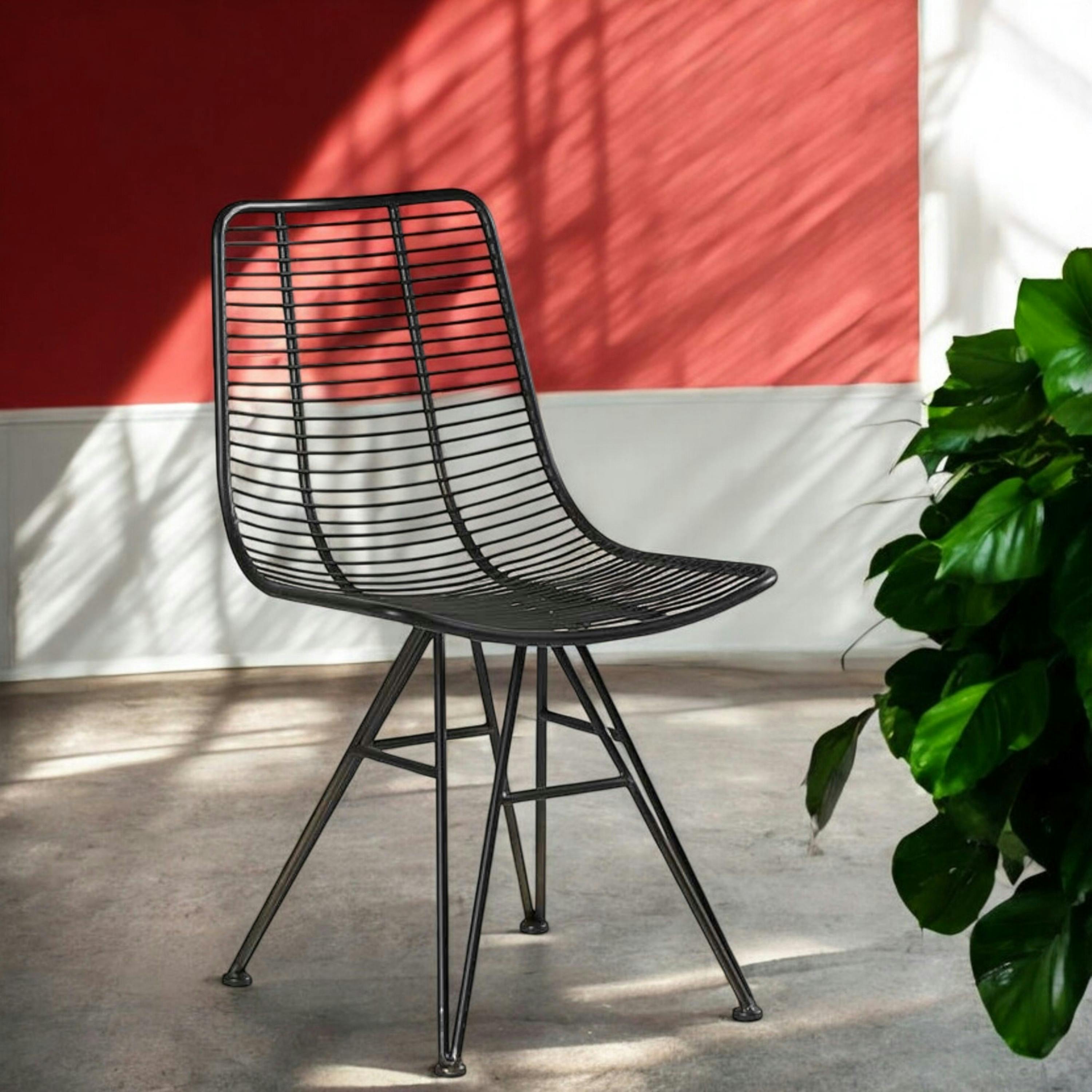 Chaise en fils de metal noir de style indutriel