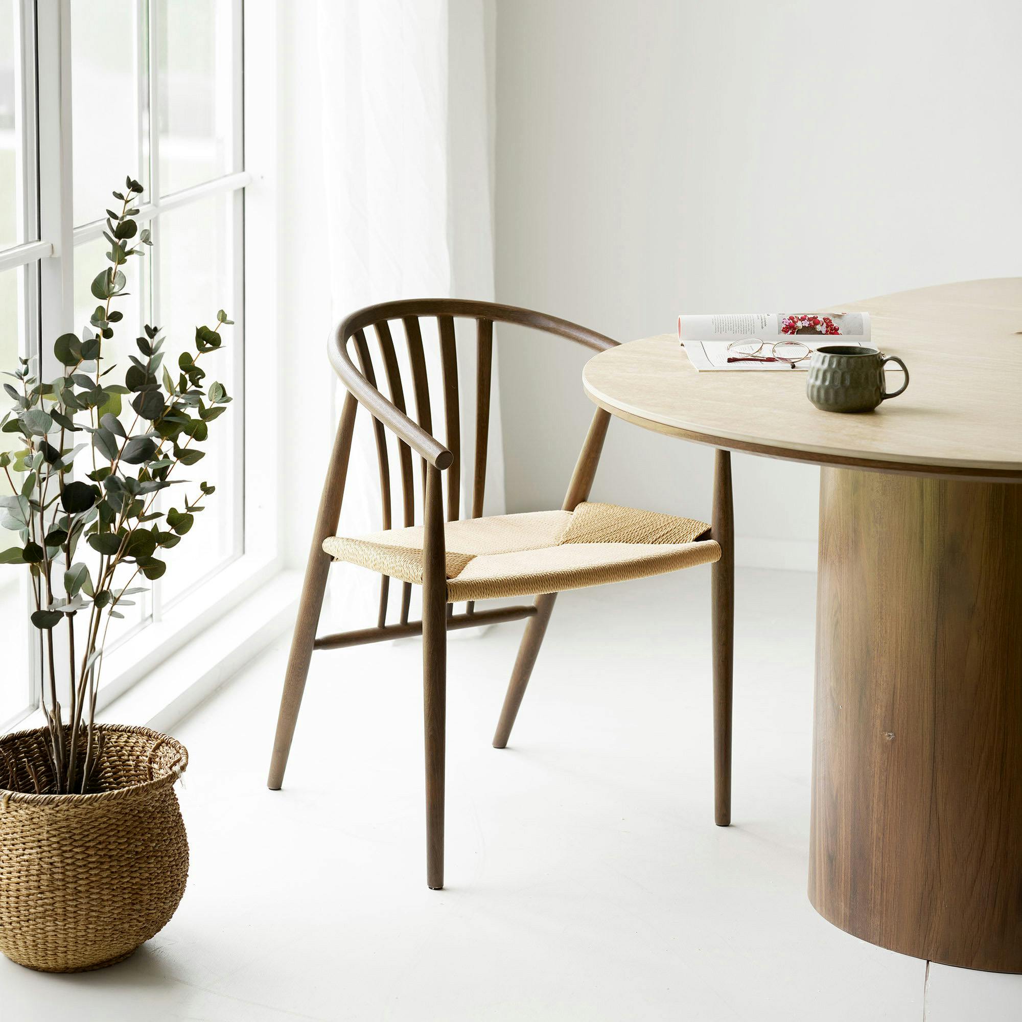 Chaise vintage en bois brun, assise rotin BERLIN
