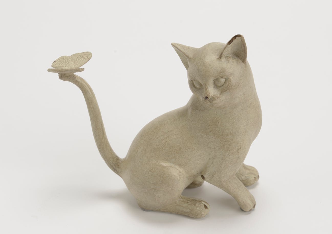 Chat assis avec papillon sur la queue résine beige 17x7x17cm