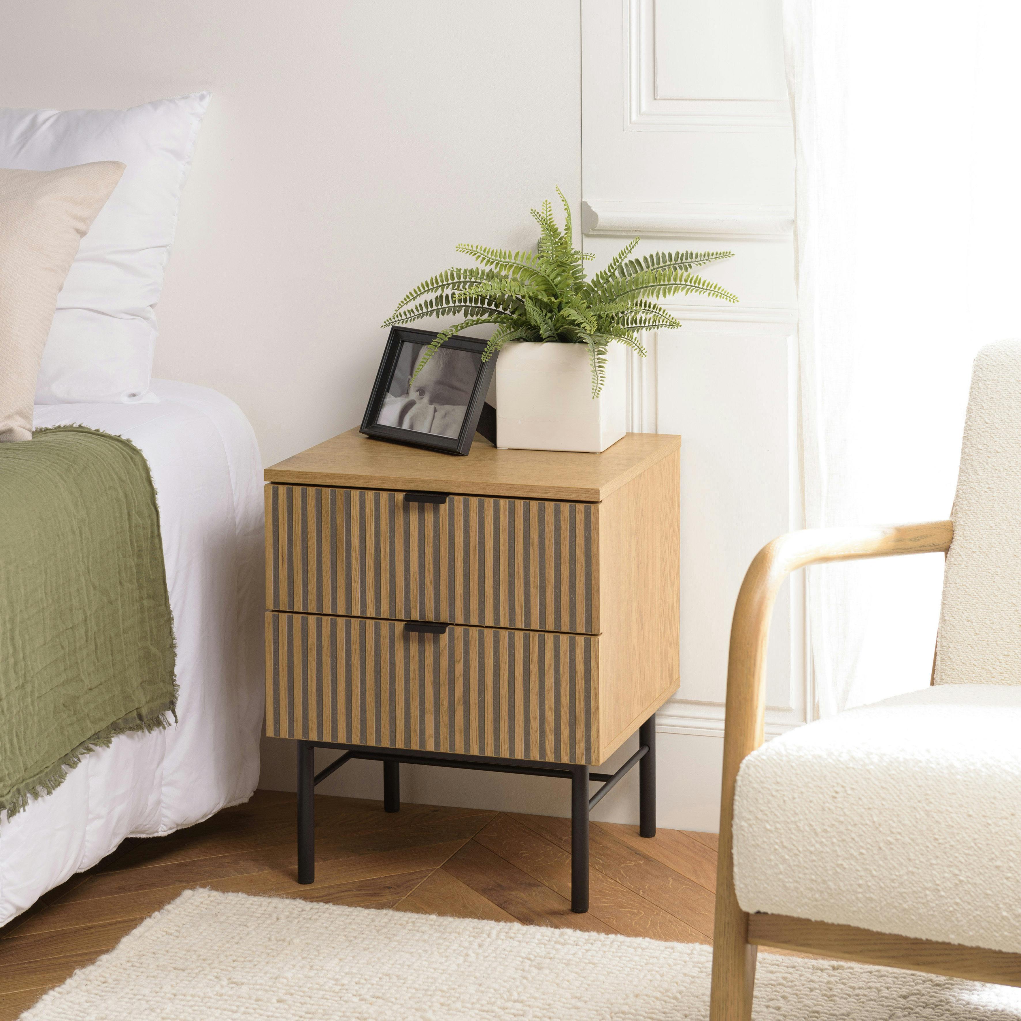 Chevet 2 tiroirs décor effet bois rainuré noir et naturel OLETTA