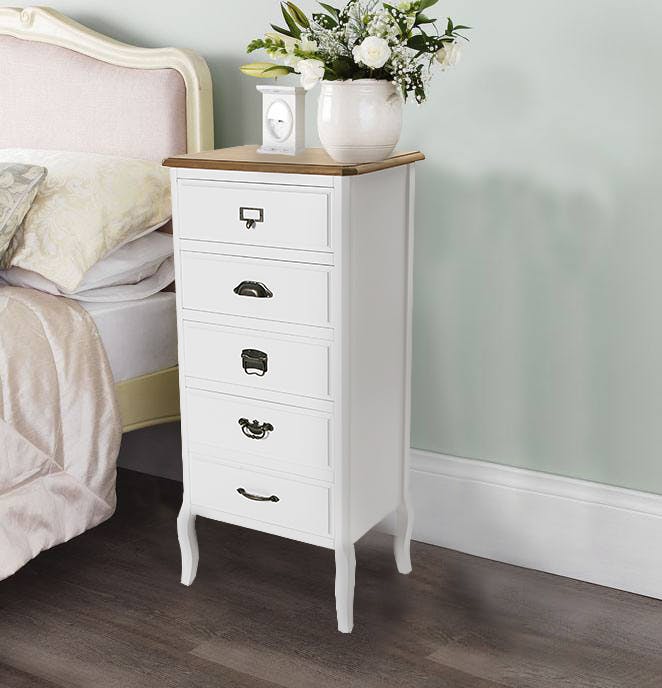 Chiffonnier Romantique en bois blanc et plateau bois naturel 5 tiroirs, aux poignées mixées 45x35x104,5cm CALINE