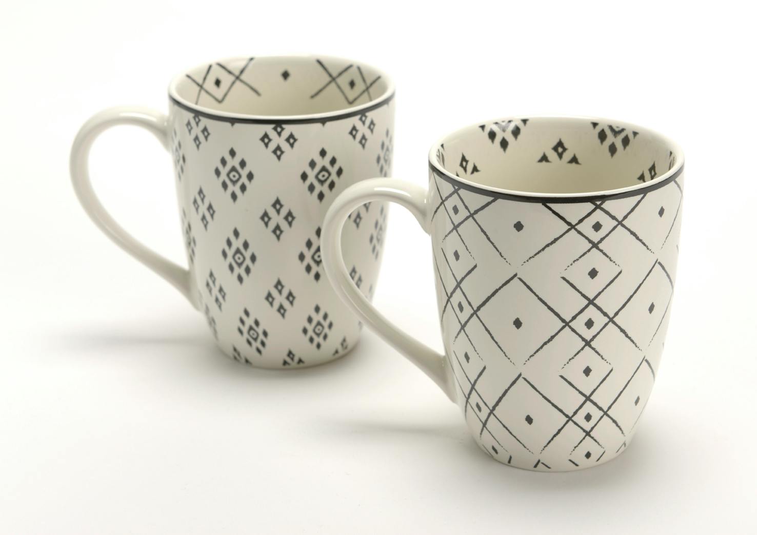 Coffret 2 mugs porcelaine écrue et noire avec motifs assortis