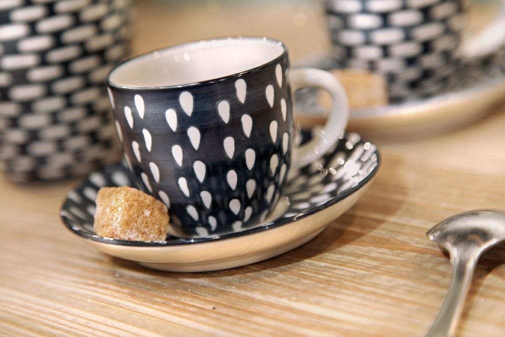 Coffret 4 tasses avec sous tasse artisanal grès bleu nuit et blanc avec motifs assortis