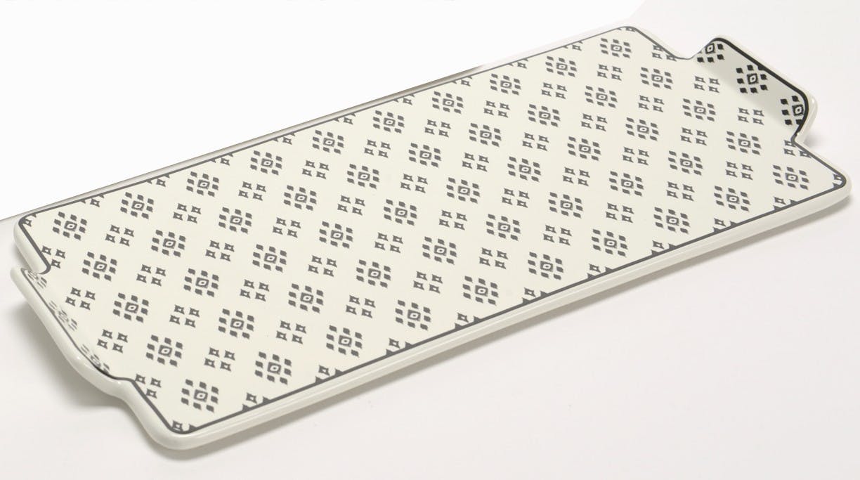 Coffret plat porcelaine écrue et noire avec motifs losanges 37x10cm