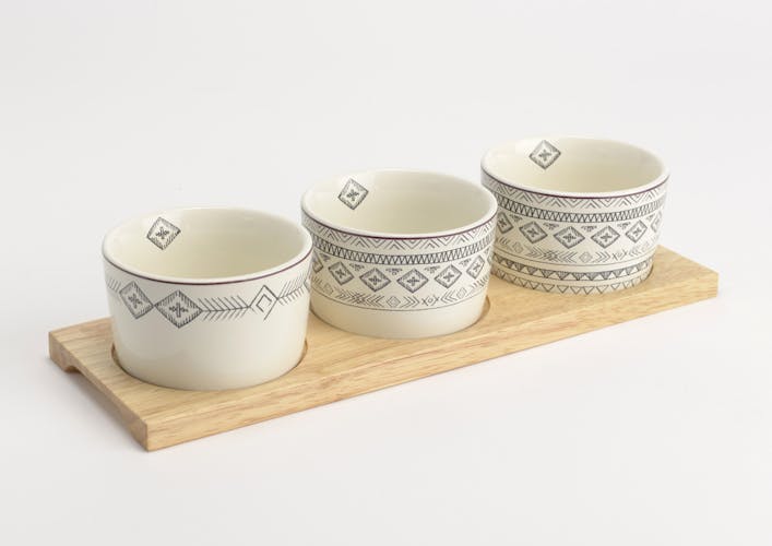 Coffret Steppe de 3 Bols en porcelaine écrue avec motifs linéaires et liseré couleur bordeaux sur plateau bois