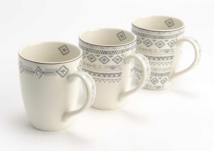 Coffret Steppe de 3 Mugs à anse en porcelaine écrue avec motifs linéaires et liseré supérieur couleur bordeaux