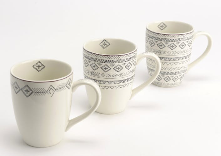 Coffret Steppe de 3 Mugs à anse en porcelaine écrue avec motifs linéaires et liseré supérieur couleur bordeaux