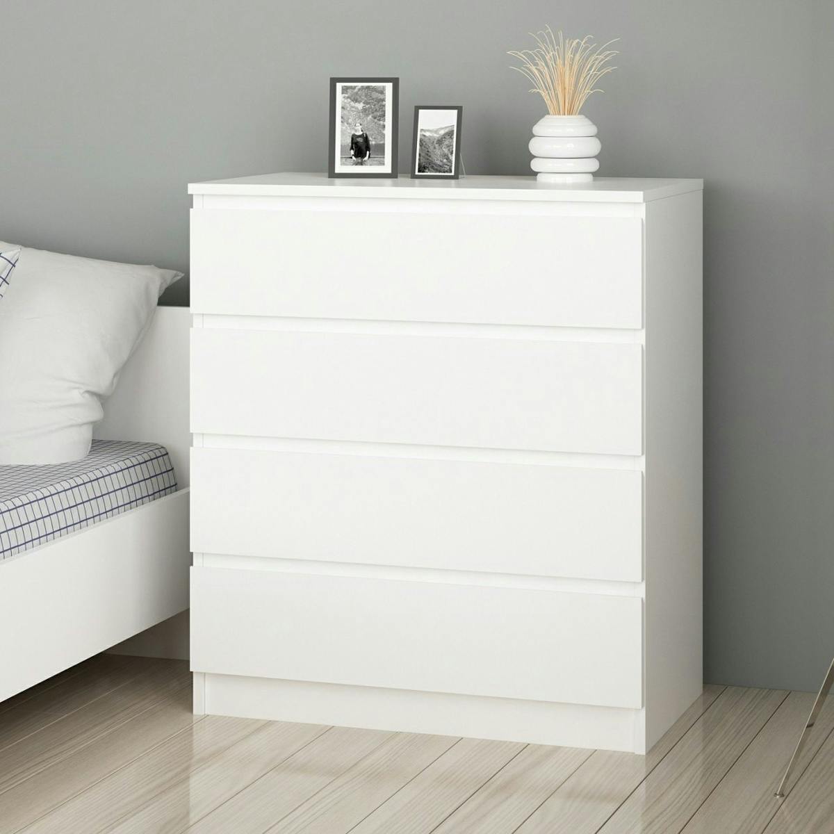 Commode blanche moderne 4 tiroirs, format compact MARFA