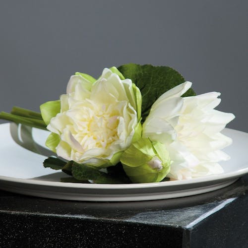 Composition florale bouquet fleurs de LOTUS blanc