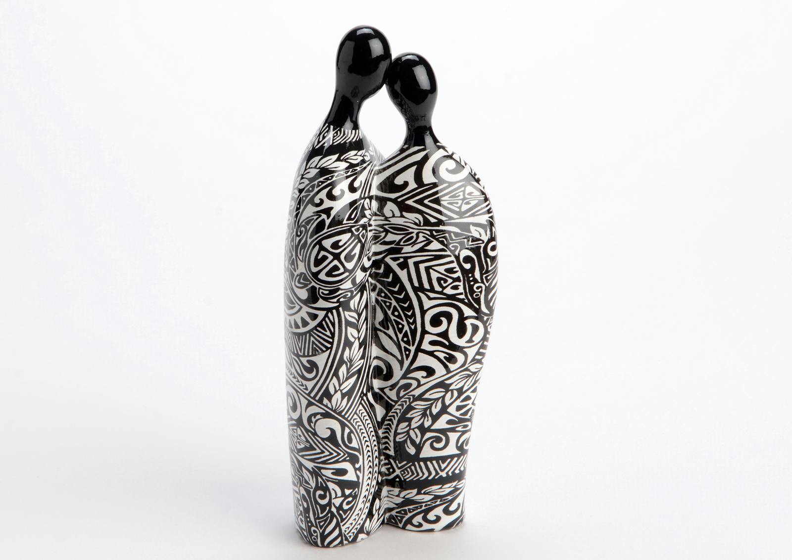 Couple ETHNIKA décor ethnique graphique résine noir et blanc H23cm