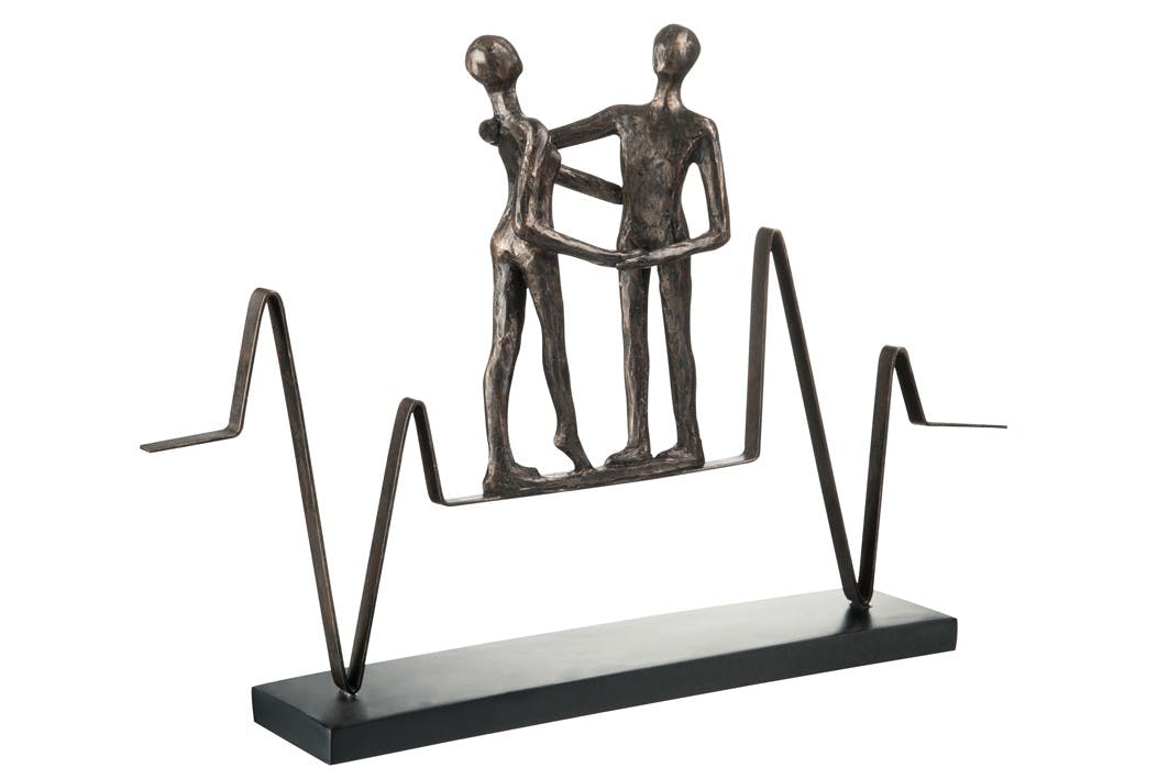 Couple résine choco debout sur un banc 43x7x28cm