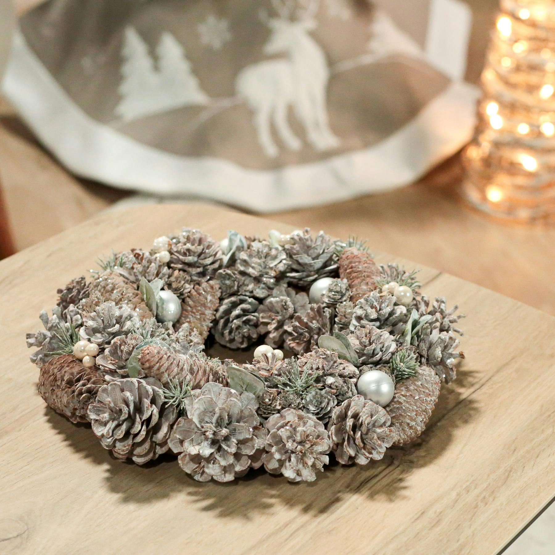 Couronne de Noël avec pommes de pin et baies effet givré